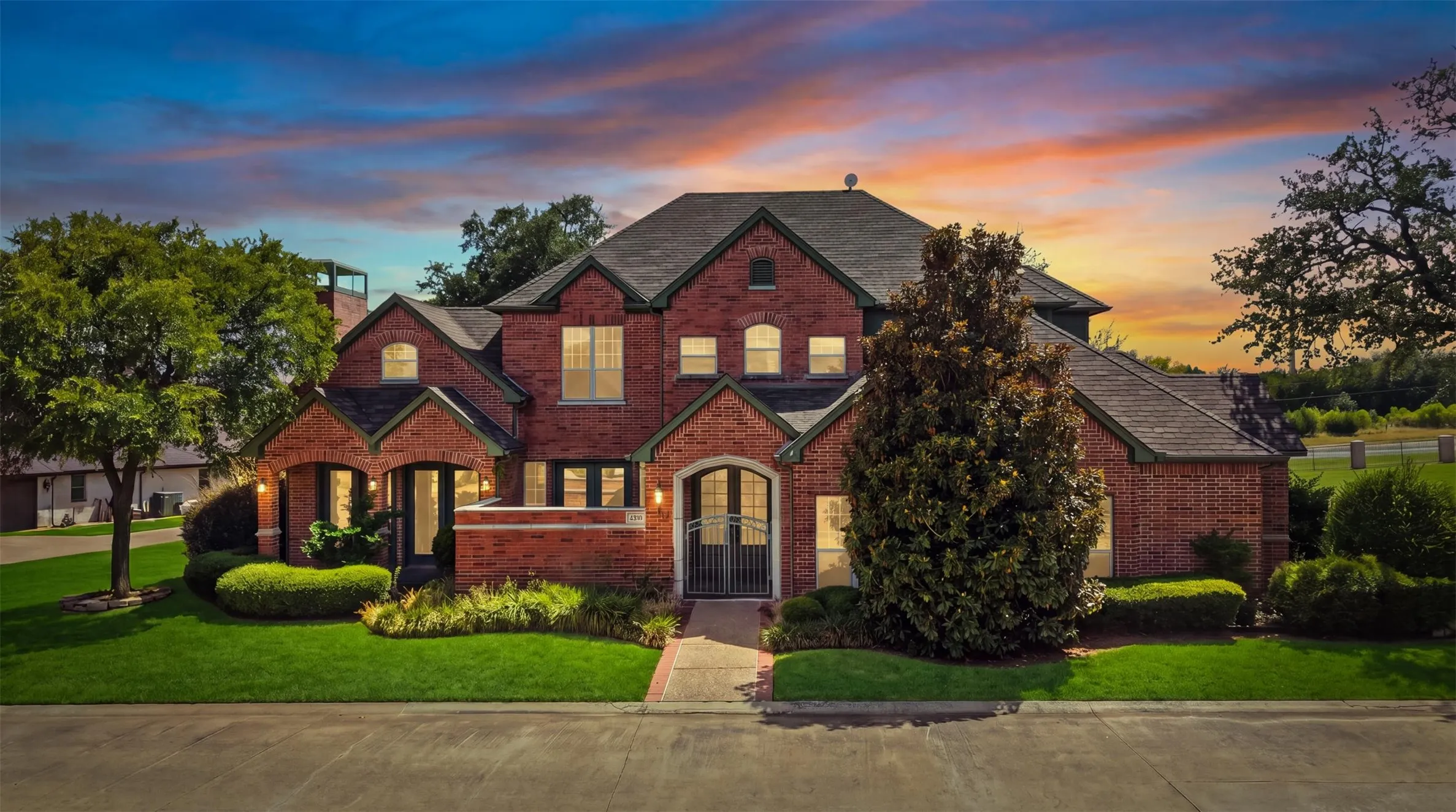Single Family Residence For Sale in Hood County , 4201 Bluff View Drive, Granbury, Texas 76048, 3 Bedroom, 3 Bathroom, 2 Garage spaces, 2,800 Sqft, built in 2000, mls#21363723, Real Estate Agent in Granbury, Homes For Sale in Hood county, Homes For Sale in Granbury, Realtor in Granbury Texas, Real Estate Brokerage Independent Realty Texas, Luminita Cordes Realtor