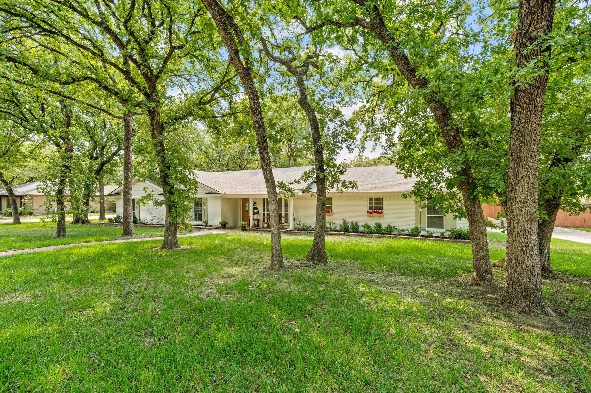 Single Family Residence For Sale in Tarrant County , 2008 Vista Lane, Keller, Texas 76262, 4 Bedroom, 3 Bathroom, 2 Garage spaces, 2,248 Sqft, built in 1976, mls#21369772, Real Estate Agent in Keller, Homes For Sale in Tarrant county, Homes For Sale in Keller, Realtor in Keller Texas, Real Estate Brokerage Independent Realty Texas, Luminita Cordes Realtor