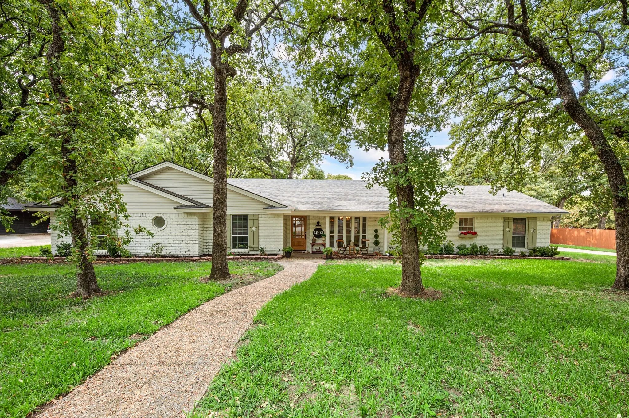 Single Family Residence For Sale in Tarrant County , 2008 Vista Lane, Keller, Texas 76262, 4 Bedroom, 3 Bathroom, 2 Garage spaces, 2,248 Sqft, built in 1976, mls#21369772, Real Estate Agent in Keller, Homes For Sale in Tarrant county, Homes For Sale in Keller, Realtor in Keller Texas, Real Estate Brokerage Independent Realty Texas, Luminita Cordes Realtor