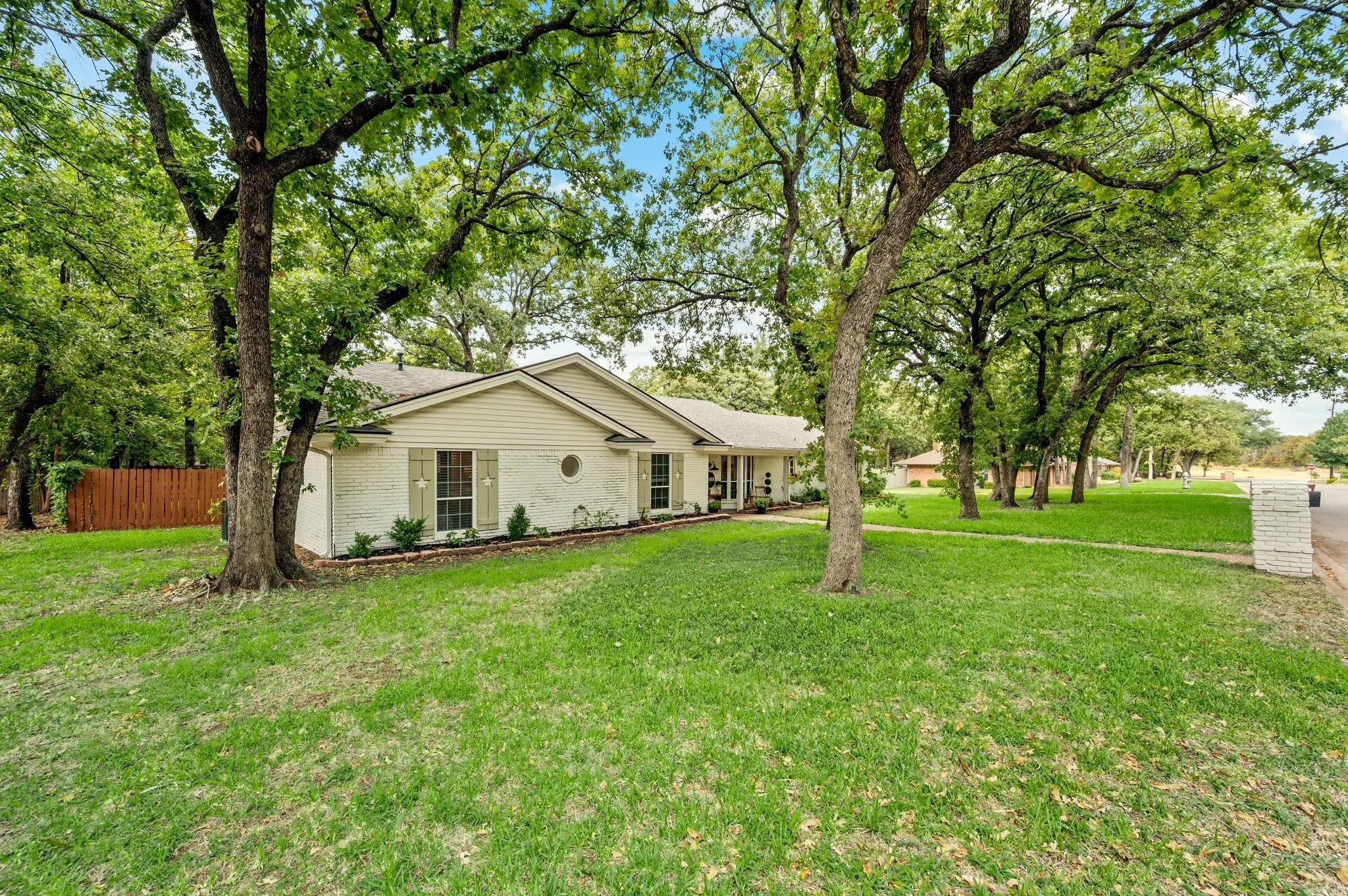 Single Family Residence For Sale in Tarrant County , 2008 Vista Lane, Keller, Texas 76262, 4 Bedroom, 3 Bathroom, 2 Garage spaces, 2,248 Sqft, built in 1976, mls#21369772, Real Estate Agent in Keller, Homes For Sale in Tarrant county, Homes For Sale in Keller, Realtor in Keller Texas, Real Estate Brokerage Independent Realty Texas, Luminita Cordes Realtor