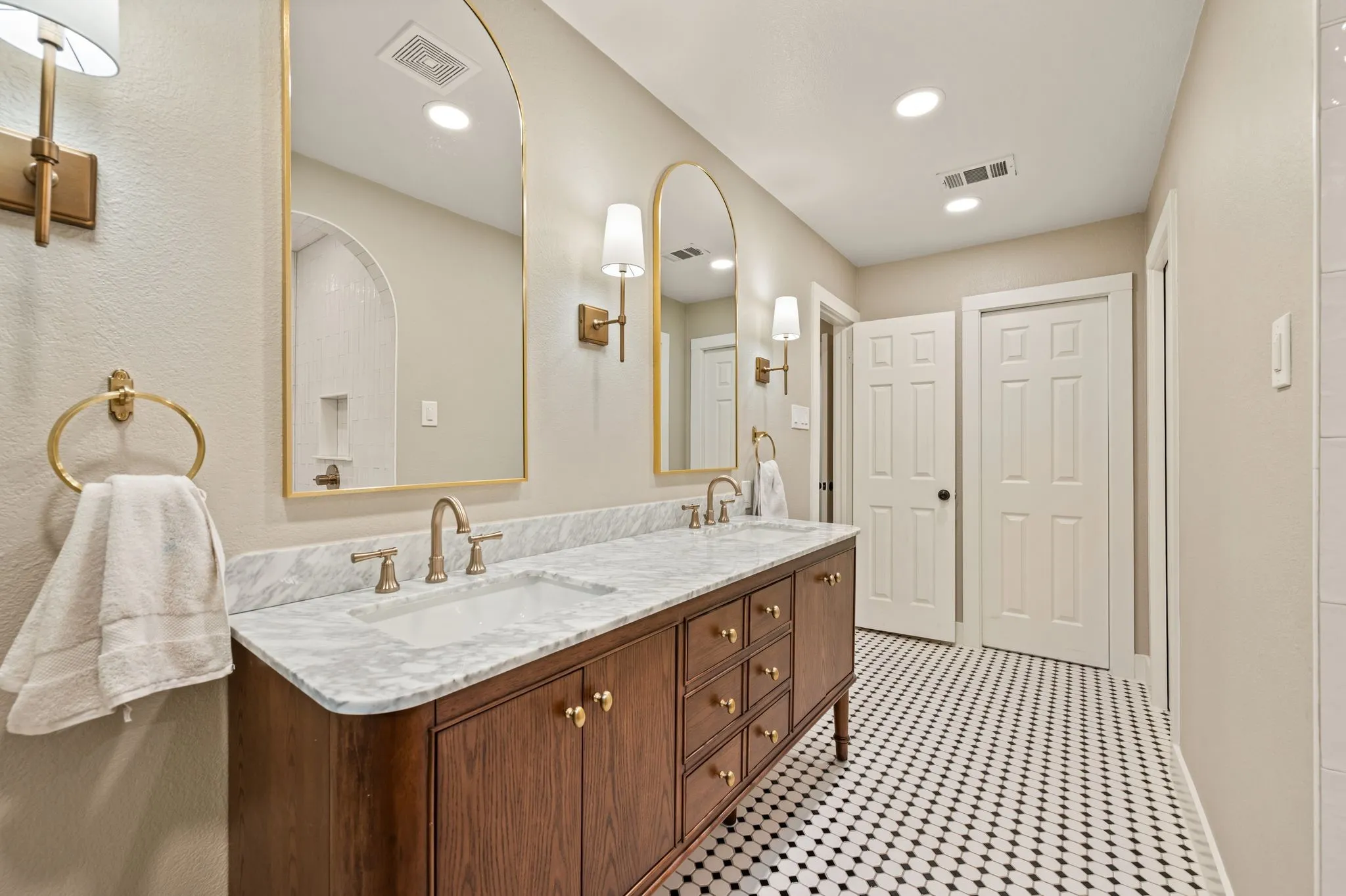 Single Family Residence For Sale in Tarrant County , 2008 Vista Lane, Keller, Texas 76262, 4 Bedroom, 3 Bathroom, 2 Garage spaces, 2,248 Sqft, built in 1976, mls#21369772, Real Estate Agent in Keller, Homes For Sale in Tarrant county, Homes For Sale in Keller, Realtor in Keller Texas, Real Estate Brokerage Independent Realty Texas, Luminita Cordes Realtor