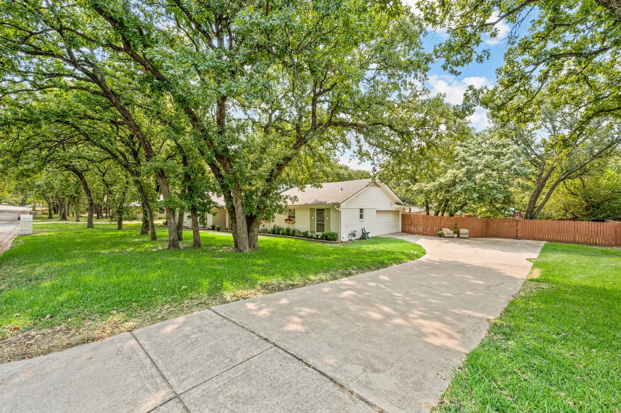 Single Family Residence For Sale in Tarrant County , 2008 Vista Lane, Keller, Texas 76262, 4 Bedroom, 3 Bathroom, 2 Garage spaces, 2,248 Sqft, built in 1976, mls#21369772, Real Estate Agent in Keller, Homes For Sale in Tarrant county, Homes For Sale in Keller, Realtor in Keller Texas, Real Estate Brokerage Independent Realty Texas, Luminita Cordes Realtor