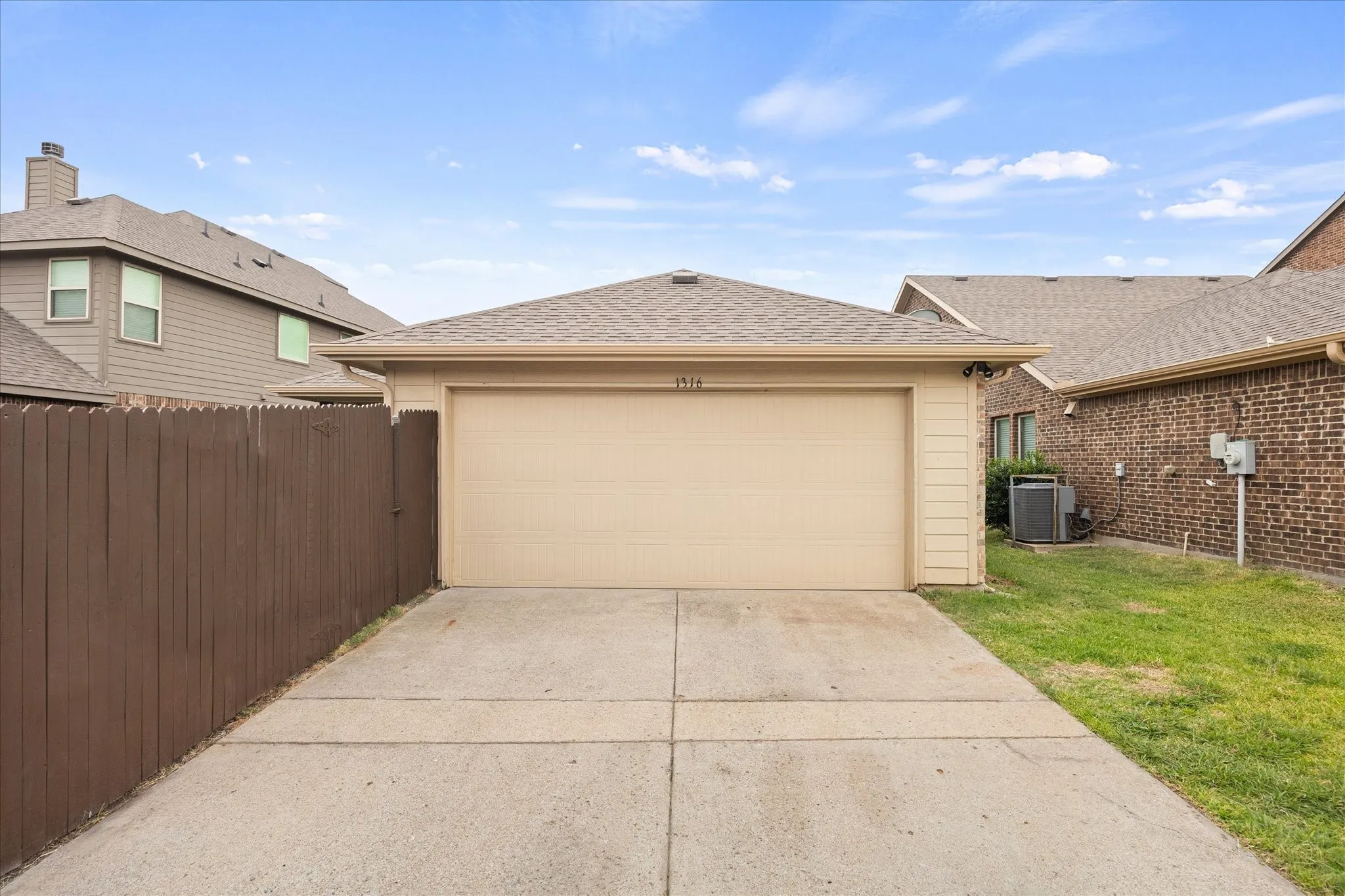 Single Family Residence For Sale in Hunt County , 1316 Sweetgum Drive, Royse City, Texas 75189, 3 Bedroom, 2 Bathroom, 2 Garage spaces, 1,419 Sqft, built in 2014, mls#21369942, Real Estate Agent in Royse City, Homes For Sale in Hunt county, Homes For Sale in Royse City, Realtor in Royse City Texas, Real Estate Brokerage Independent Realty Texas, Luminita Cordes Realtor