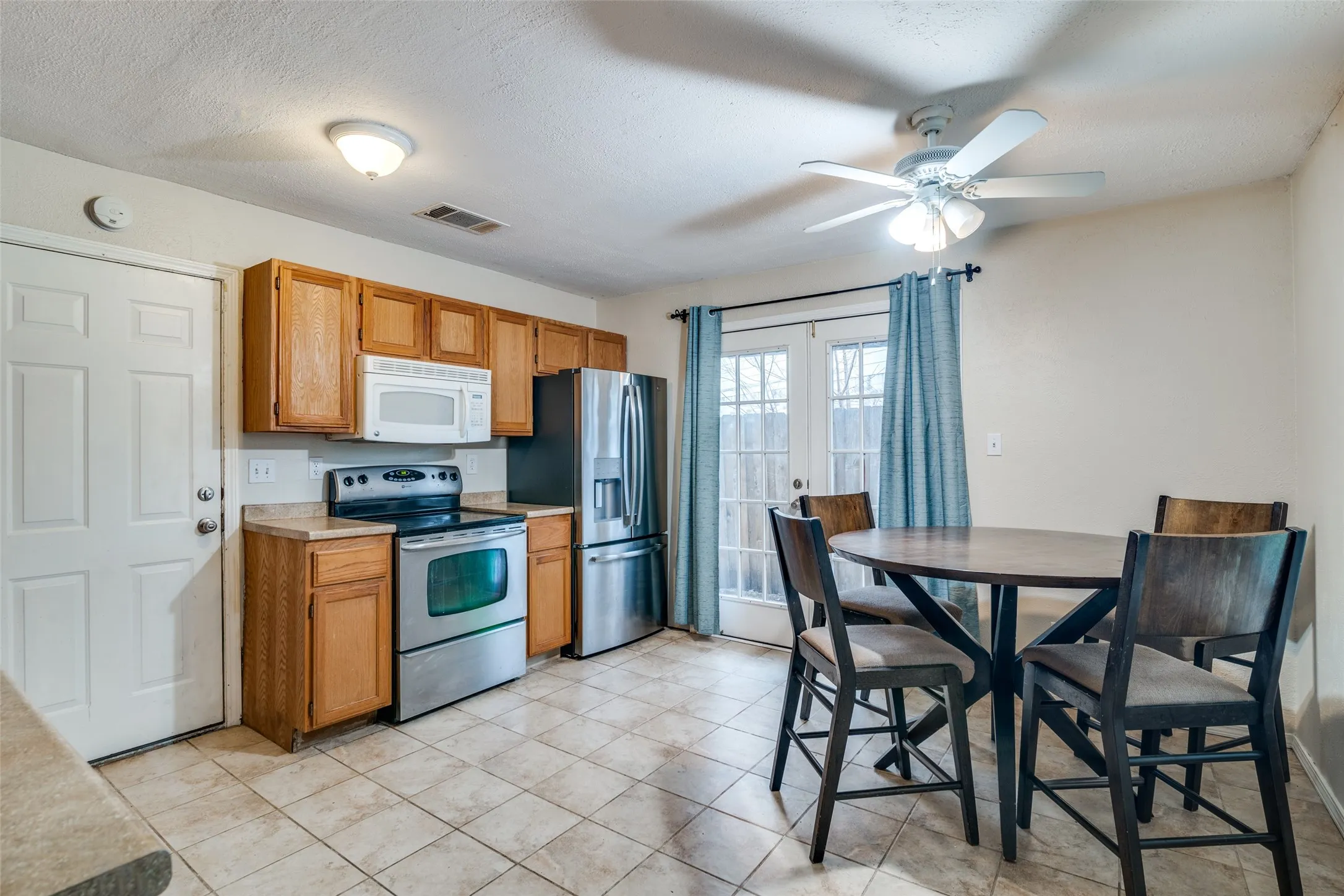 Single Family Residence For Rent in Dallas County , 4021 Bond Street, Rowlett, Texas 75088, 3 Bedroom, 3 Bathroom, 2 Garage spaces, 1,814 Sqft, built in 1985, mls#21370092, Real Estate Agent in Rowlett, Homes For Rent in Dallas county, Homes For Rent in Rowlett, Realtor in Rowlett Texas, Real Estate Brokerage Independent Realty Texas, Luminita Cordes Realtor