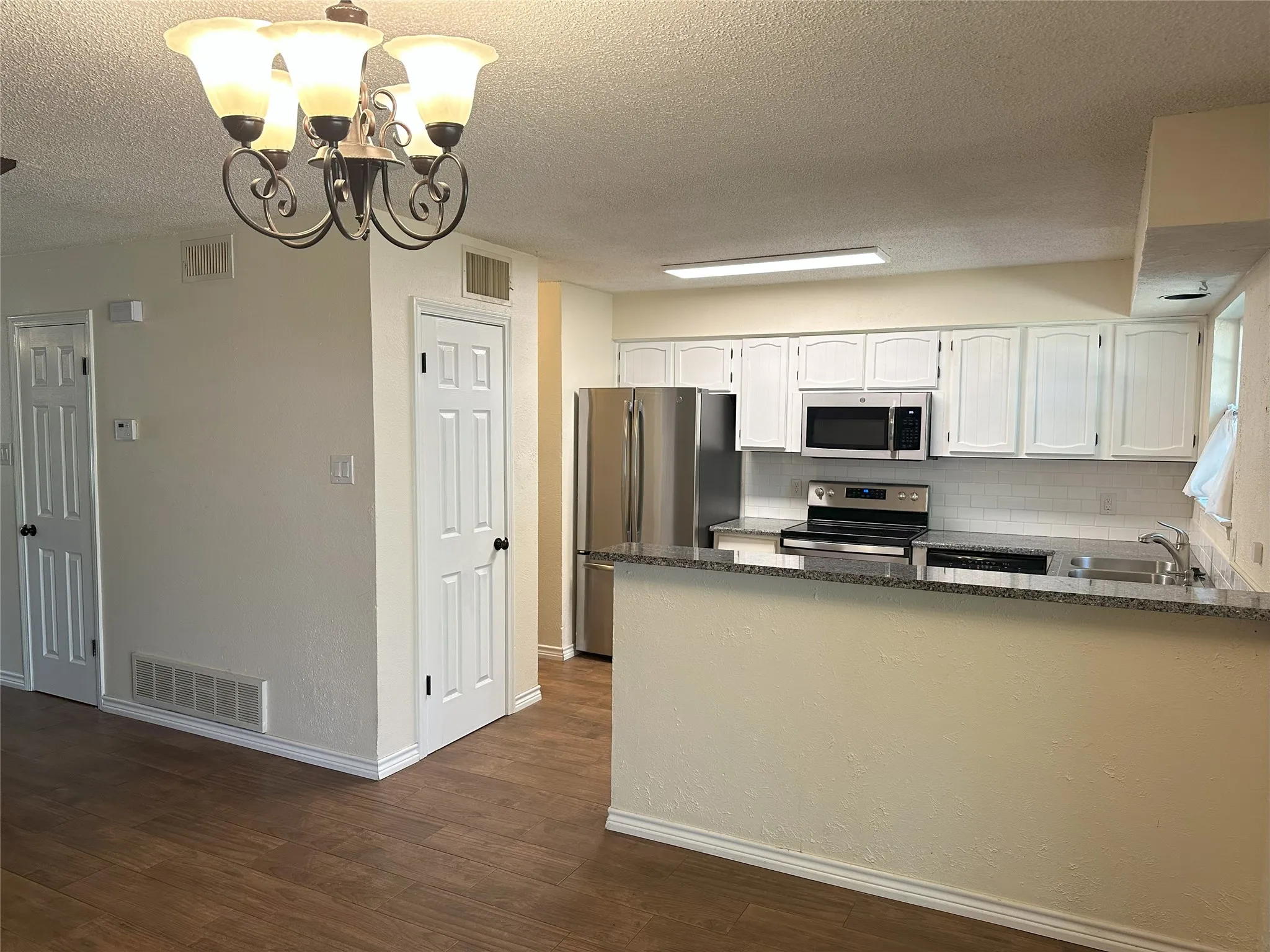 Duplex For Rent in Hood County , 204 E Rucker Street, Granbury, Texas 76048, 2 Bedroom, 3 Bathroom, Garage spaces, 1,508 Sqft, built in 1977, mls#21369254, Real Estate Agent in Granbury, Homes For Rent in Hood county, Homes For Rent in Granbury, Realtor in Granbury Texas, Real Estate Brokerage Independent Realty Texas, Luminita Cordes Realtor