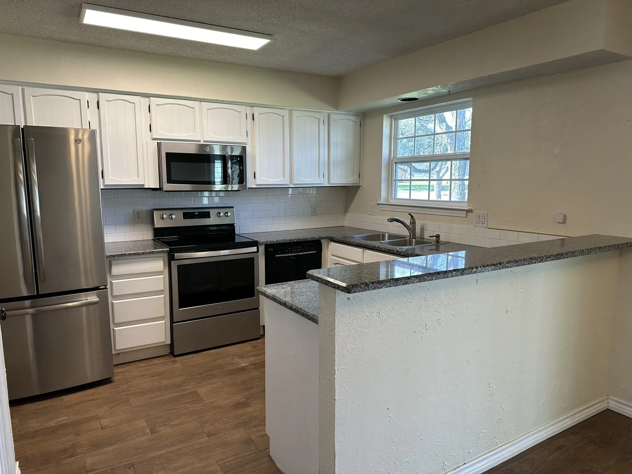Duplex For Rent in Hood County , 204 E Rucker Street, Granbury, Texas 76048, 2 Bedroom, 3 Bathroom, Garage spaces, 1,508 Sqft, built in 1977, mls#21369254, Real Estate Agent in Granbury, Homes For Rent in Hood county, Homes For Rent in Granbury, Realtor in Granbury Texas, Real Estate Brokerage Independent Realty Texas, Luminita Cordes Realtor