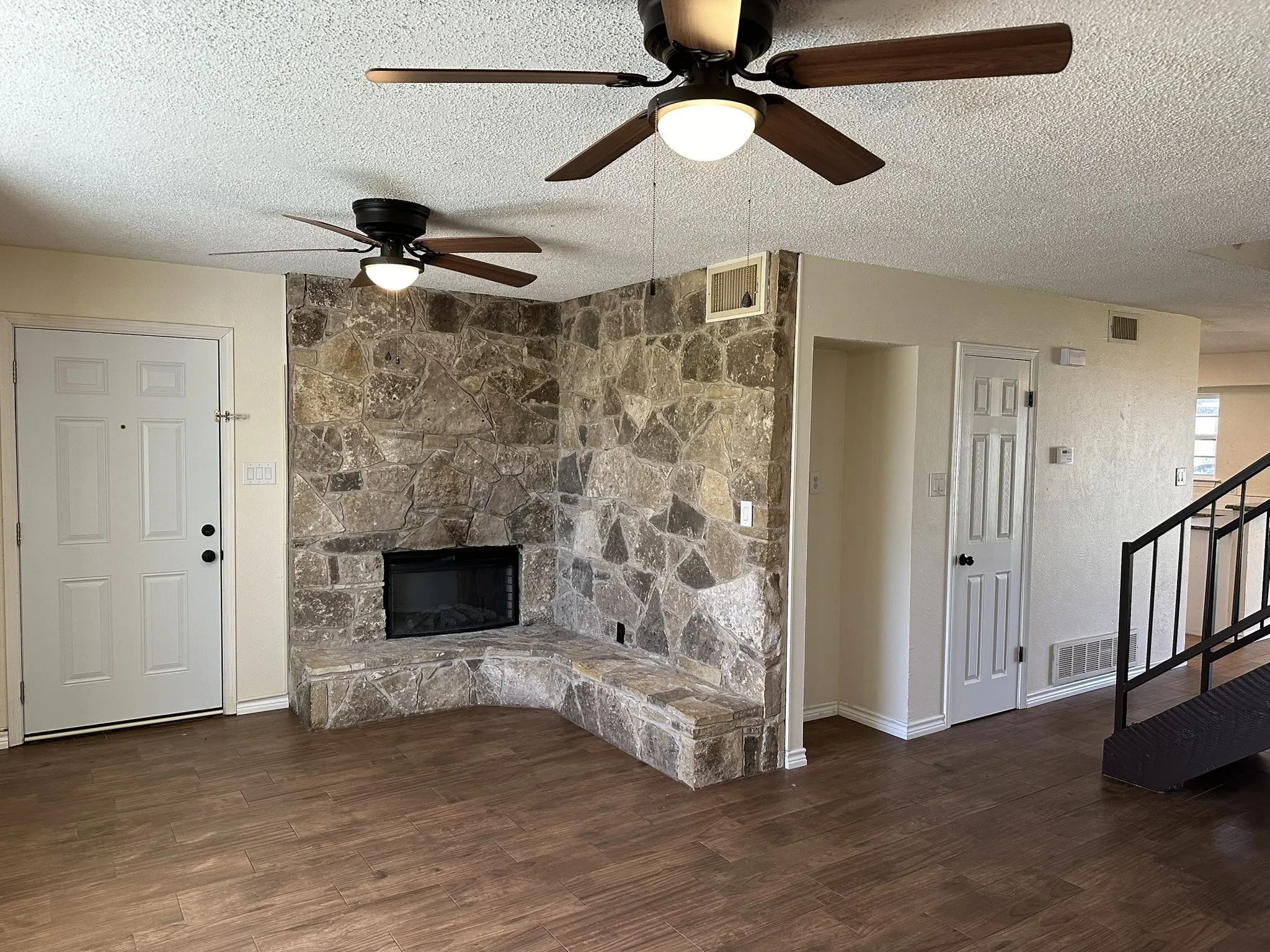 Duplex For Rent in Hood County , 204 E Rucker Street, Granbury, Texas 76048, 2 Bedroom, 3 Bathroom, Garage spaces, 1,508 Sqft, built in 1977, mls#21369254, Real Estate Agent in Granbury, Homes For Rent in Hood county, Homes For Rent in Granbury, Realtor in Granbury Texas, Real Estate Brokerage Independent Realty Texas, Luminita Cordes Realtor