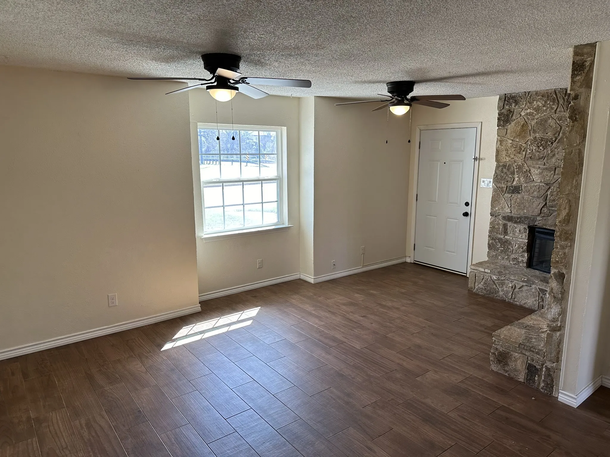 Duplex For Rent in Hood County , 204 E Rucker Street, Granbury, Texas 76048, 2 Bedroom, 3 Bathroom, Garage spaces, 1,508 Sqft, built in 1977, mls#21369254, Real Estate Agent in Granbury, Homes For Rent in Hood county, Homes For Rent in Granbury, Realtor in Granbury Texas, Real Estate Brokerage Independent Realty Texas, Luminita Cordes Realtor