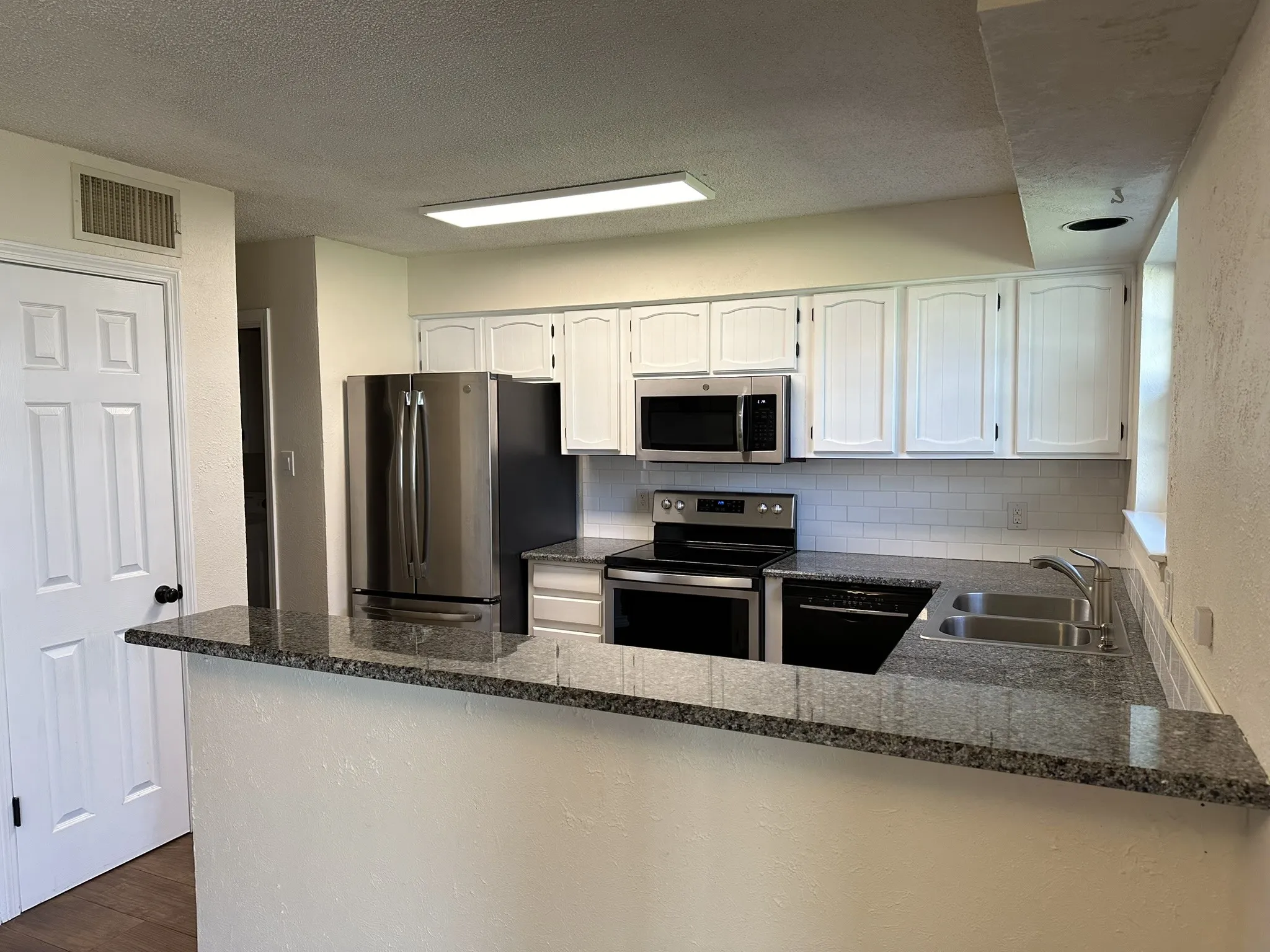 Duplex For Rent in Hood County , 204 E Rucker Street, Granbury, Texas 76048, 2 Bedroom, 3 Bathroom, Garage spaces, 1,508 Sqft, built in 1977, mls#21369254, Real Estate Agent in Granbury, Homes For Rent in Hood county, Homes For Rent in Granbury, Realtor in Granbury Texas, Real Estate Brokerage Independent Realty Texas, Luminita Cordes Realtor