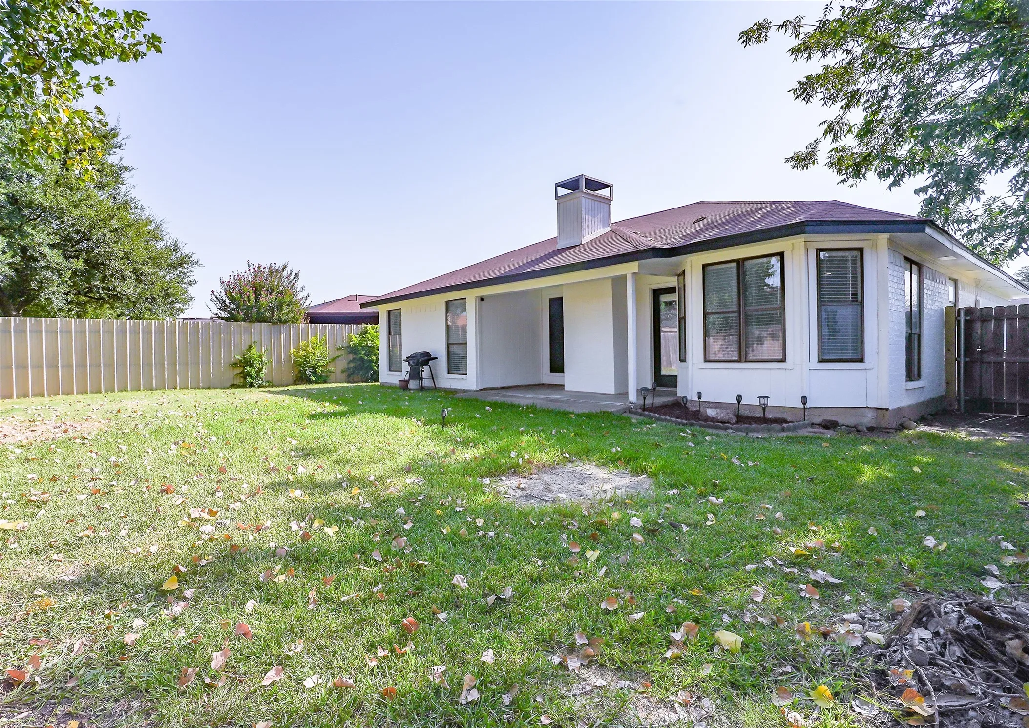 Single Family Residence For Sale in Tarrant County , 8021 Pebblebrook Drive, Watauga, Texas 76148, 2 Bedroom, 2 Bathroom, 2 Garage spaces, 1,041 Sqft, built in 1983, mls#21369670, Real Estate Agent in Watauga, Homes For Sale in Tarrant county, Homes For Sale in Watauga, Realtor in Watauga Texas, Real Estate Brokerage Independent Realty Texas, Luminita Cordes Realtor