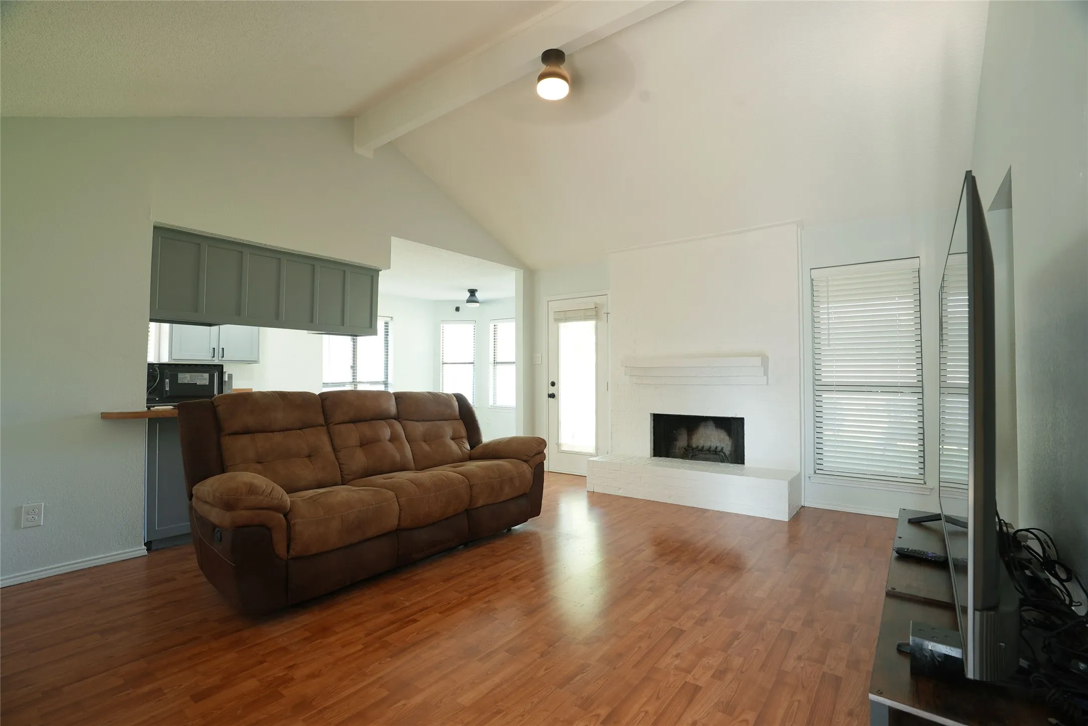 Single Family Residence For Sale in Tarrant County , 8021 Pebblebrook Drive, Watauga, Texas 76148, 2 Bedroom, 2 Bathroom, 2 Garage spaces, 1,041 Sqft, built in 1983, mls#21369670, Real Estate Agent in Watauga, Homes For Sale in Tarrant county, Homes For Sale in Watauga, Realtor in Watauga Texas, Real Estate Brokerage Independent Realty Texas, Luminita Cordes Realtor