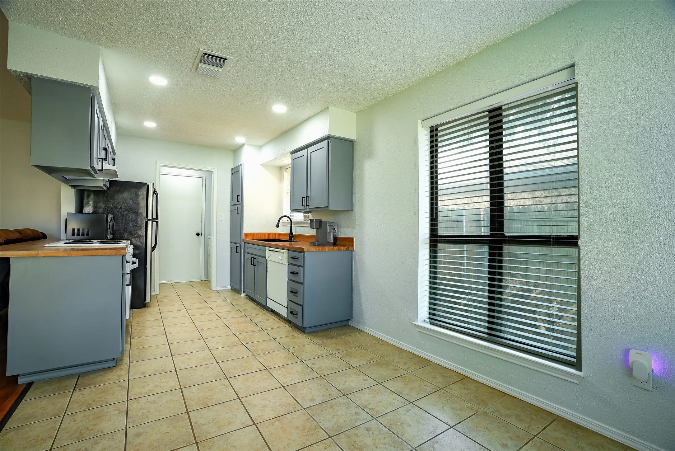 Single Family Residence For Sale in Tarrant County , 8021 Pebblebrook Drive, Watauga, Texas 76148, 2 Bedroom, 2 Bathroom, 2 Garage spaces, 1,041 Sqft, built in 1983, mls#21369670, Real Estate Agent in Watauga, Homes For Sale in Tarrant county, Homes For Sale in Watauga, Realtor in Watauga Texas, Real Estate Brokerage Independent Realty Texas, Luminita Cordes Realtor