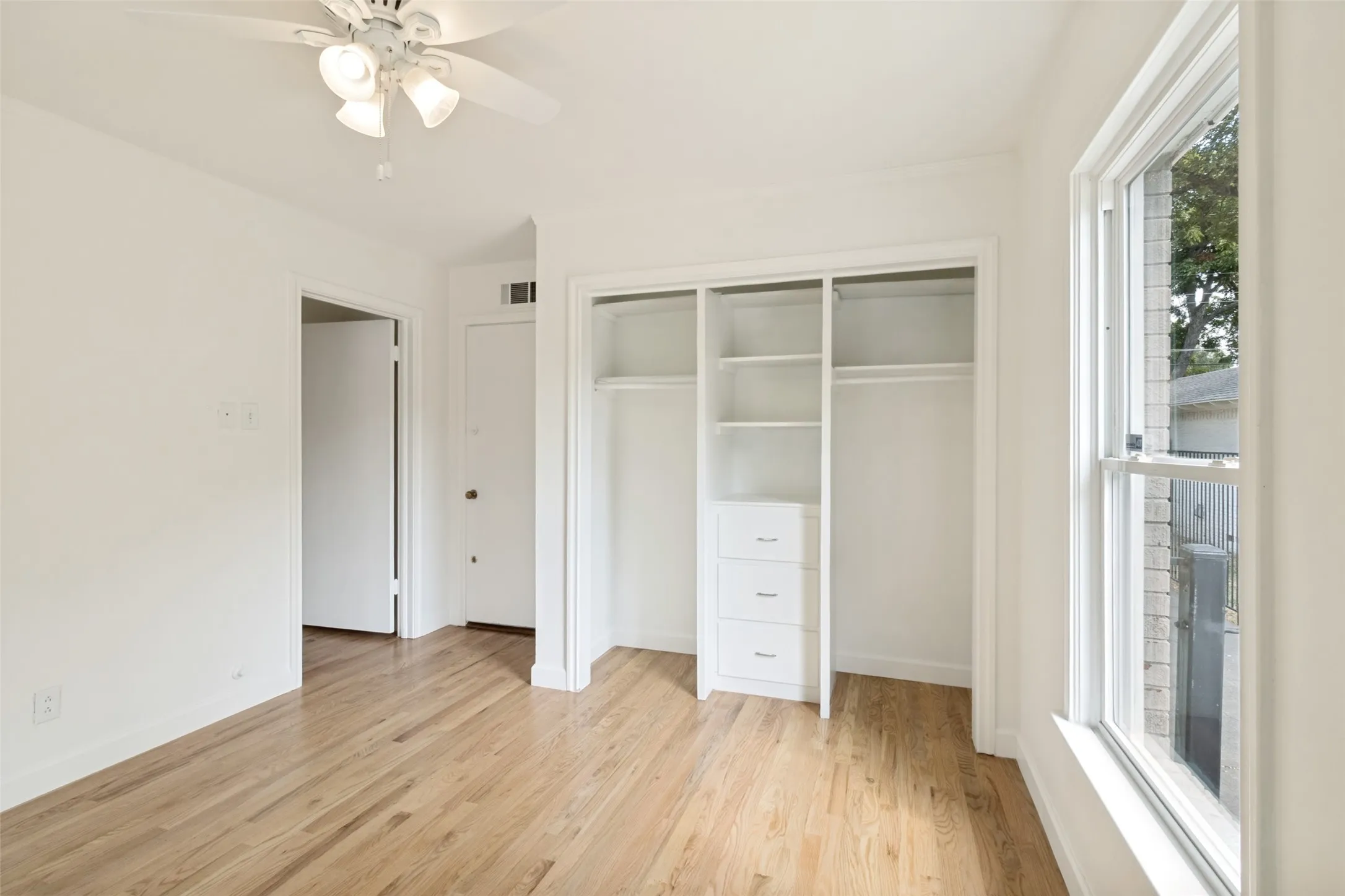 Single Family Residence For Sale in Dallas County , 6109 Ellsworth Avenue, Dallas, Texas 75214, 3 Bedroom, 1 Bathroom, 2 Garage spaces, 1,523 Sqft, built in 1942, mls#21370098, Real Estate Agent in Dallas, Homes For Sale in Dallas county, Homes For Sale in Dallas, Realtor in Dallas Texas, Real Estate Brokerage Independent Realty Texas, Luminita Cordes Realtor