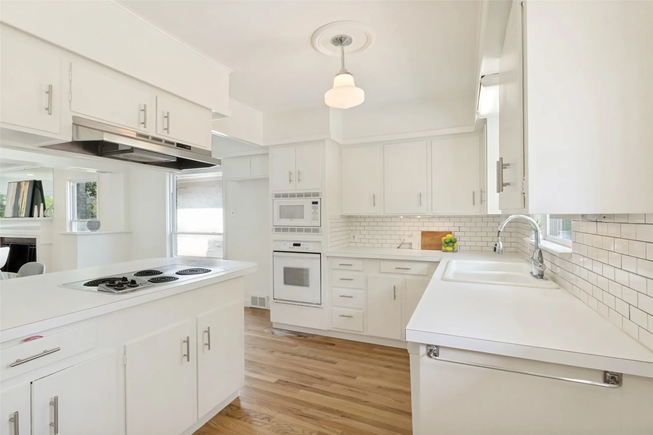 Single Family Residence For Sale in Dallas County , 6109 Ellsworth Avenue, Dallas, Texas 75214, 3 Bedroom, 1 Bathroom, 2 Garage spaces, 1,523 Sqft, built in 1942, mls#21370098, Real Estate Agent in Dallas, Homes For Sale in Dallas county, Homes For Sale in Dallas, Realtor in Dallas Texas, Real Estate Brokerage Independent Realty Texas, Luminita Cordes Realtor