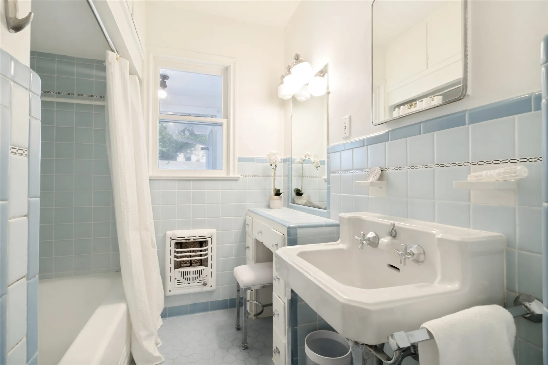 Single Family Residence For Sale in Dallas County , 6109 Ellsworth Avenue, Dallas, Texas 75214, 3 Bedroom, 1 Bathroom, 2 Garage spaces, 1,523 Sqft, built in 1942, mls#21370098, Real Estate Agent in Dallas, Homes For Sale in Dallas county, Homes For Sale in Dallas, Realtor in Dallas Texas, Real Estate Brokerage Independent Realty Texas, Luminita Cordes Realtor