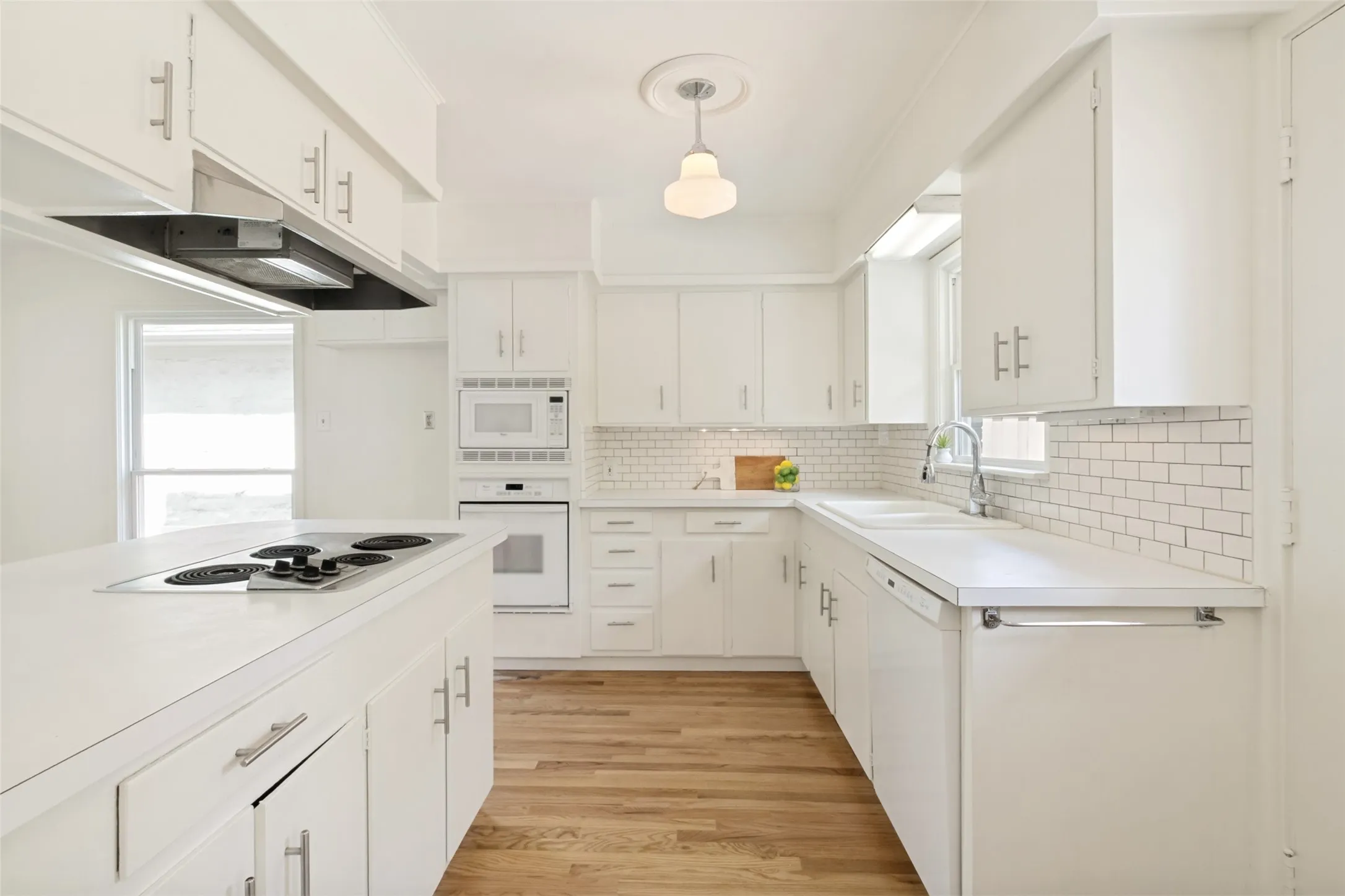 Single Family Residence For Sale in Dallas County , 6109 Ellsworth Avenue, Dallas, Texas 75214, 3 Bedroom, 1 Bathroom, 2 Garage spaces, 1,523 Sqft, built in 1942, mls#21370098, Real Estate Agent in Dallas, Homes For Sale in Dallas county, Homes For Sale in Dallas, Realtor in Dallas Texas, Real Estate Brokerage Independent Realty Texas, Luminita Cordes Realtor