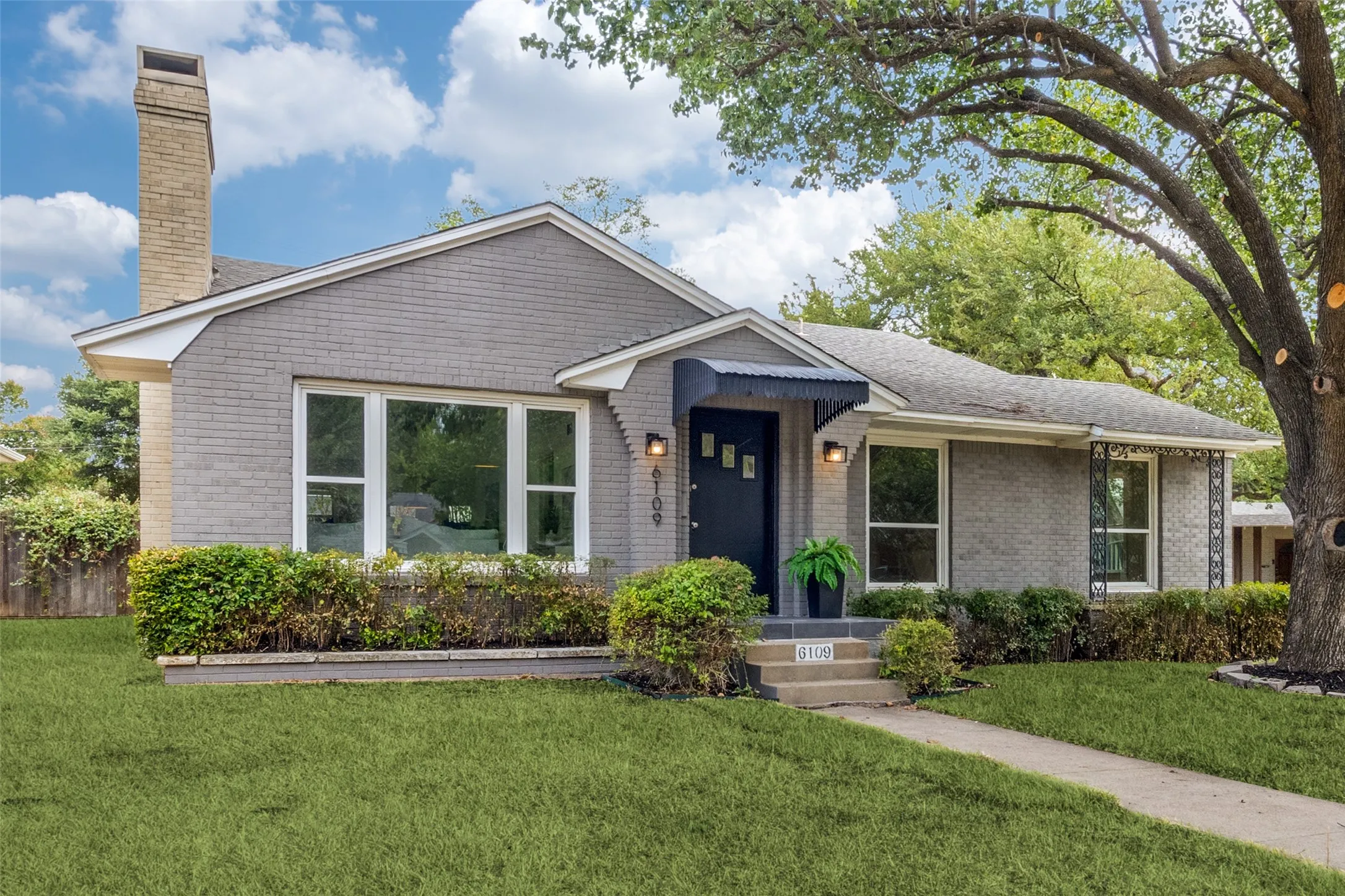 Single Family Residence For Sale in Dallas County , 6109 Ellsworth Avenue, Dallas, Texas 75214, 3 Bedroom, 1 Bathroom, 2 Garage spaces, 1,523 Sqft, built in 1942, mls#21370098, Real Estate Agent in Dallas, Homes For Sale in Dallas county, Homes For Sale in Dallas, Realtor in Dallas Texas, Real Estate Brokerage Independent Realty Texas, Luminita Cordes Realtor