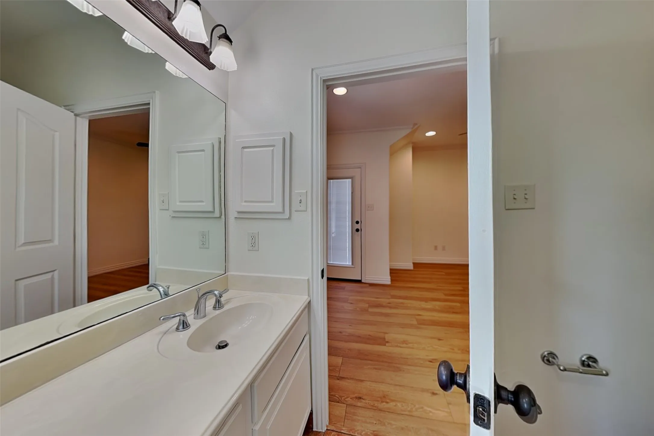 Townhouse For Rent in Dallas County , 6121 Oram Street A, Dallas, Texas 75214, 2 Bedroom, 3 Bathroom, 2 Garage spaces, 1,228 Sqft, built in 2005, mls#21370104, Real Estate Agent in Dallas, Homes For Rent in Dallas county, Homes For Rent in Dallas, Realtor in Dallas Texas, Real Estate Brokerage Independent Realty Texas, Luminita Cordes Realtor