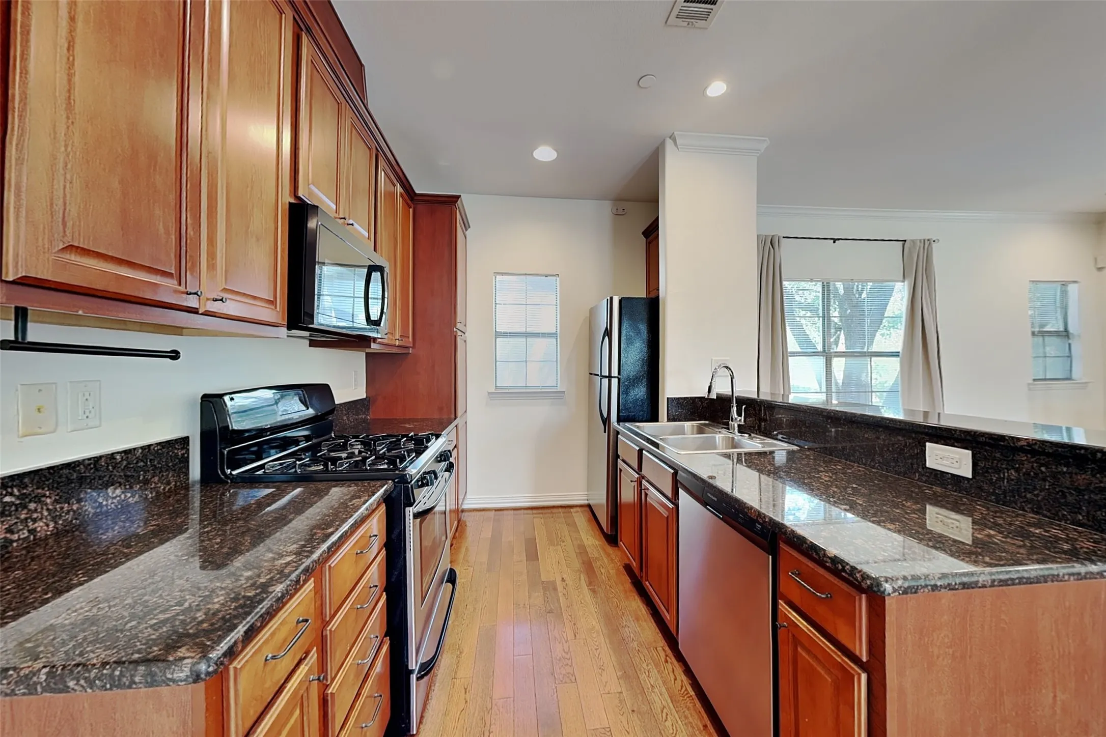 Townhouse For Rent in Dallas County , 6121 Oram Street A, Dallas, Texas 75214, 2 Bedroom, 3 Bathroom, 2 Garage spaces, 1,228 Sqft, built in 2005, mls#21370104, Real Estate Agent in Dallas, Homes For Rent in Dallas county, Homes For Rent in Dallas, Realtor in Dallas Texas, Real Estate Brokerage Independent Realty Texas, Luminita Cordes Realtor