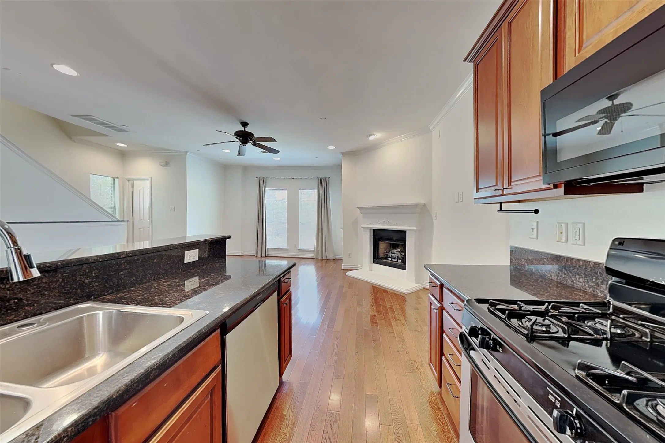 Townhouse For Rent in Dallas County , 6121 Oram Street A, Dallas, Texas 75214, 2 Bedroom, 3 Bathroom, 2 Garage spaces, 1,228 Sqft, built in 2005, mls#21370104, Real Estate Agent in Dallas, Homes For Rent in Dallas county, Homes For Rent in Dallas, Realtor in Dallas Texas, Real Estate Brokerage Independent Realty Texas, Luminita Cordes Realtor