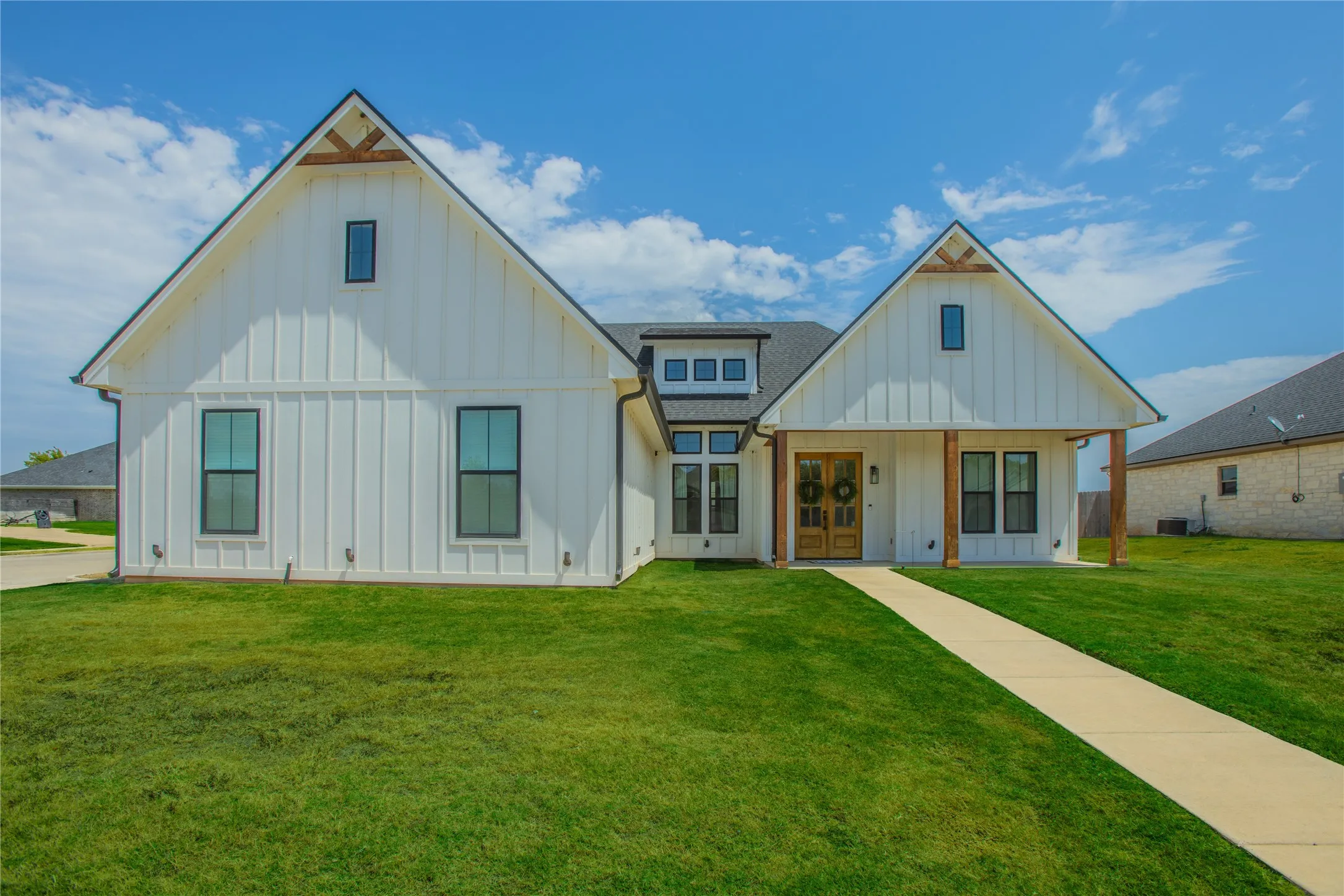 Single Family Residence For Sale in Mc Lennan County , 116 Indian Trails Road, Riesel, Texas 76682, 3 Bedroom, 2 Bathroom, 2 Garage spaces, 2,085 Sqft, built in 2022, mls#21365105, Real Estate Agent in Riesel, Homes For Sale in Mc Lennan county, Homes For Sale in Riesel, Realtor in Riesel Texas, Real Estate Brokerage Independent Realty Texas, Luminita Cordes Realtor