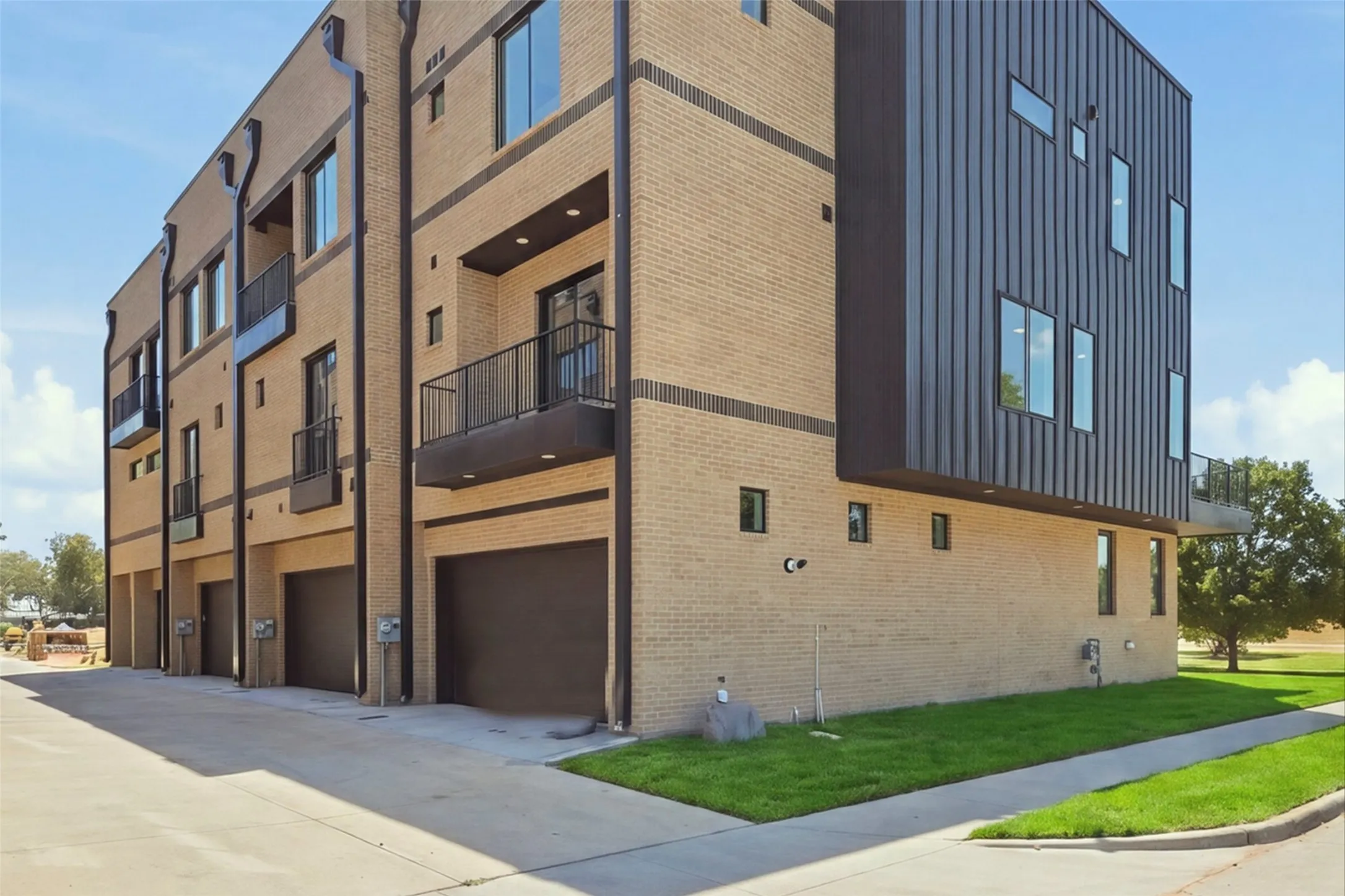 Townhouse For Sale in Tarrant County , 400 Vista Buena Trail, Fort Worth, Texas 76111, 3 Bedroom, 4 Bathroom, 2 Garage spaces, 2,940 Sqft, built in 2025, mls#21370028, Real Estate Agent in Fort Worth, Homes For Sale in Tarrant county, Homes For Sale in Fort Worth, Realtor in Fort Worth Texas, Real Estate Brokerage Independent Realty Texas, Luminita Cordes Realtor