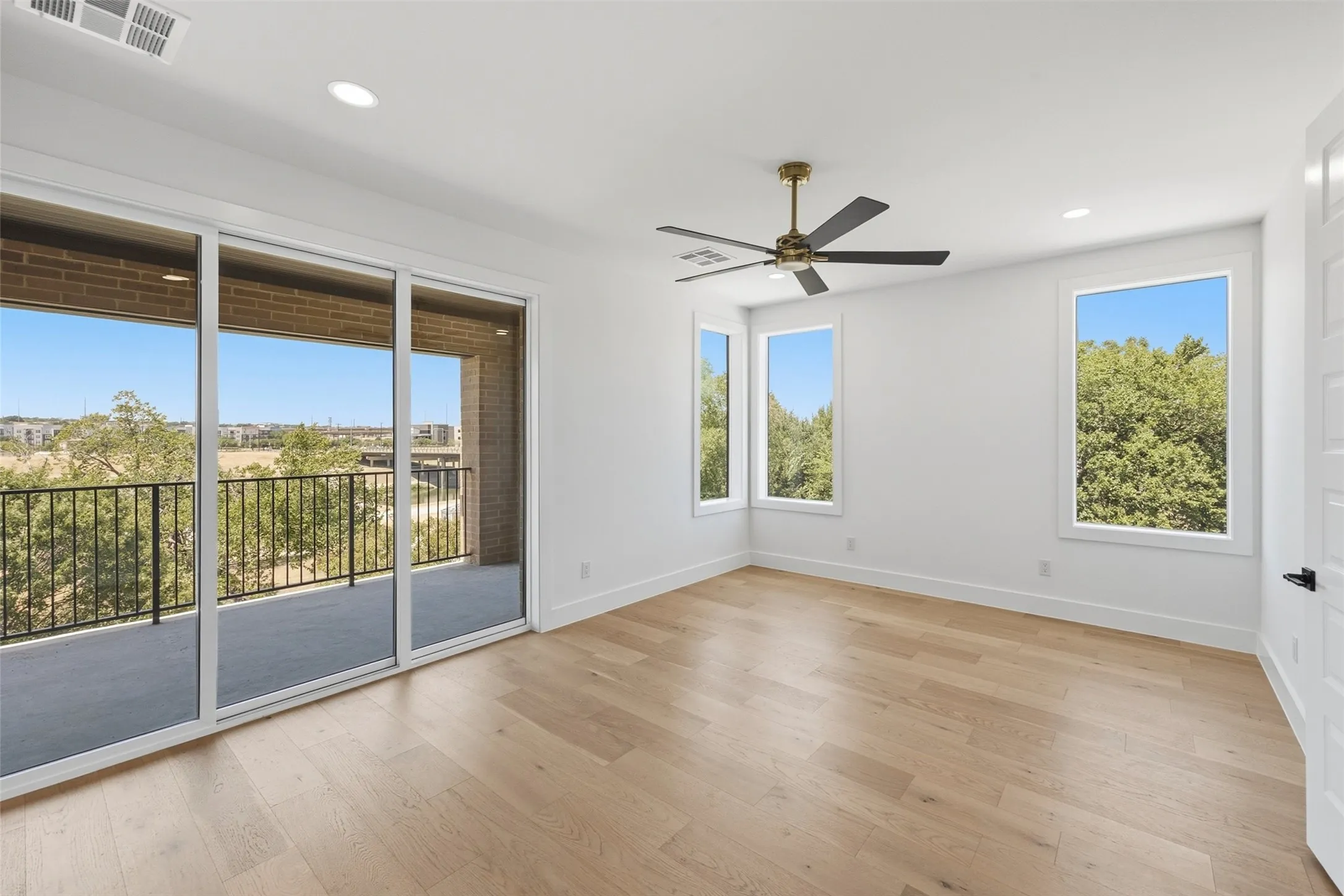 Townhouse For Sale in Tarrant County , 400 Vista Buena Trail, Fort Worth, Texas 76111, 3 Bedroom, 4 Bathroom, 2 Garage spaces, 2,940 Sqft, built in 2025, mls#21370028, Real Estate Agent in Fort Worth, Homes For Sale in Tarrant county, Homes For Sale in Fort Worth, Realtor in Fort Worth Texas, Real Estate Brokerage Independent Realty Texas, Luminita Cordes Realtor