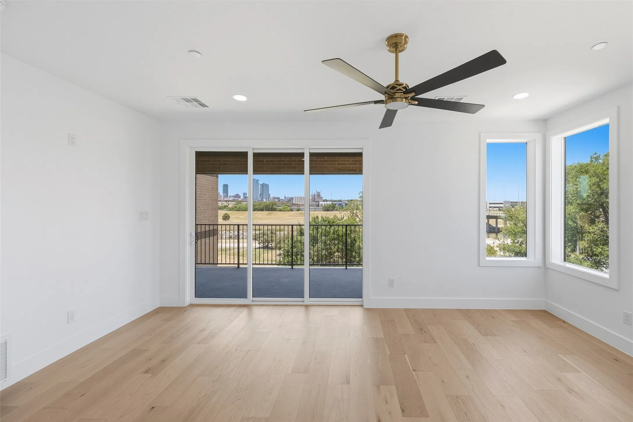 Townhouse For Sale in Tarrant County , 400 Vista Buena Trail, Fort Worth, Texas 76111, 3 Bedroom, 4 Bathroom, 2 Garage spaces, 2,940 Sqft, built in 2025, mls#21370028, Real Estate Agent in Fort Worth, Homes For Sale in Tarrant county, Homes For Sale in Fort Worth, Realtor in Fort Worth Texas, Real Estate Brokerage Independent Realty Texas, Luminita Cordes Realtor