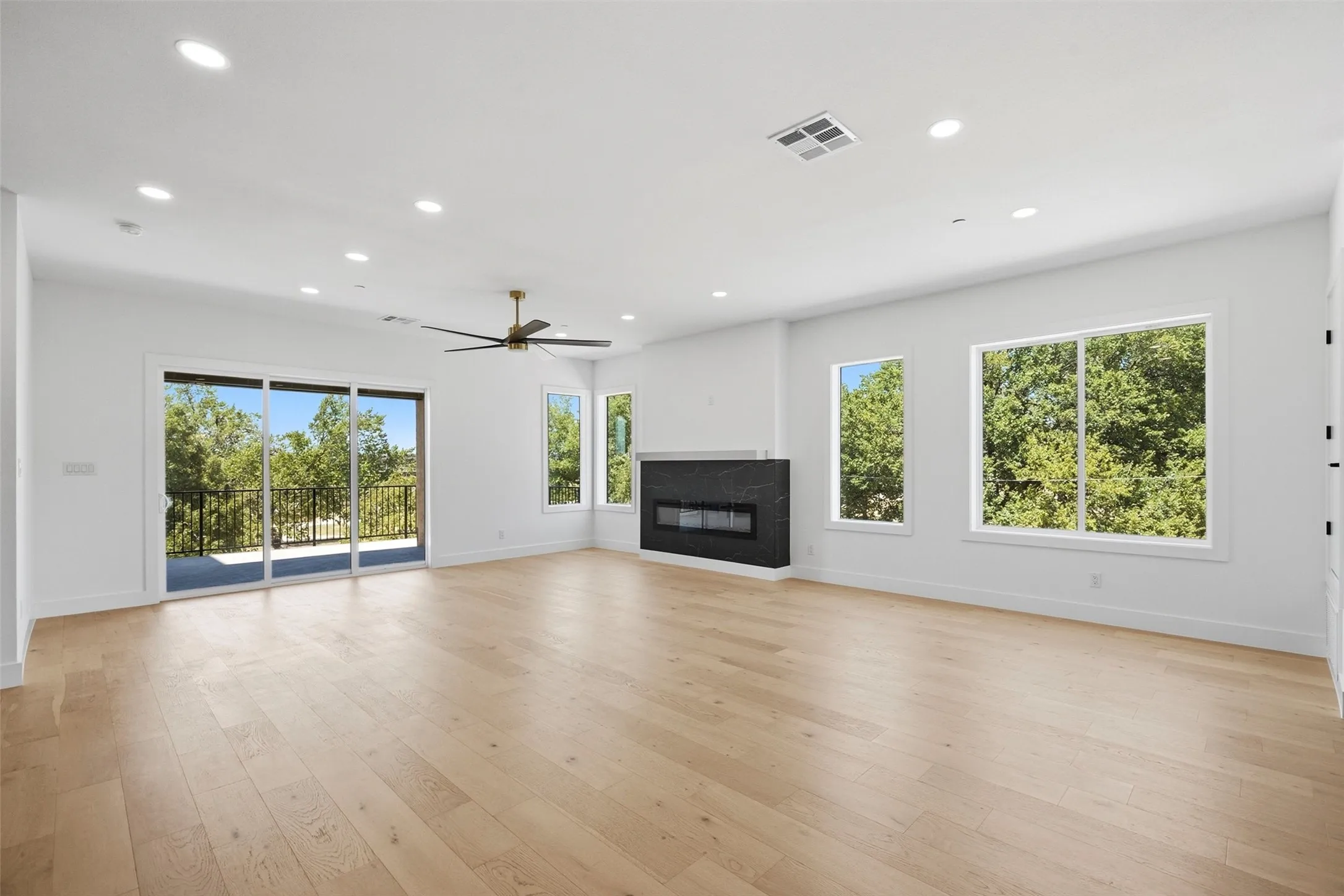 Townhouse For Sale in Tarrant County , 400 Vista Buena Trail, Fort Worth, Texas 76111, 3 Bedroom, 4 Bathroom, 2 Garage spaces, 2,940 Sqft, built in 2025, mls#21370028, Real Estate Agent in Fort Worth, Homes For Sale in Tarrant county, Homes For Sale in Fort Worth, Realtor in Fort Worth Texas, Real Estate Brokerage Independent Realty Texas, Luminita Cordes Realtor