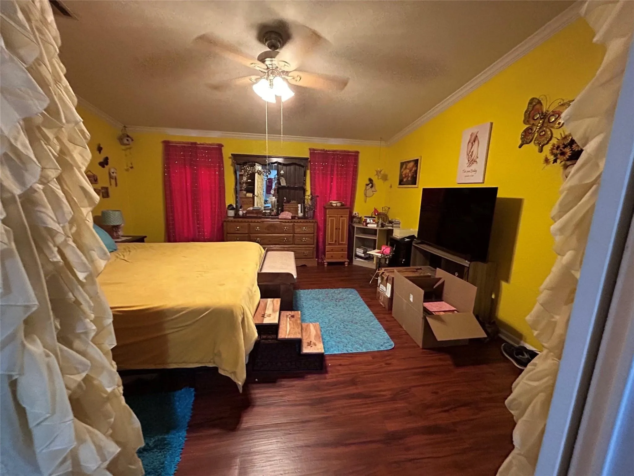 Wood-finish flooring throughout
