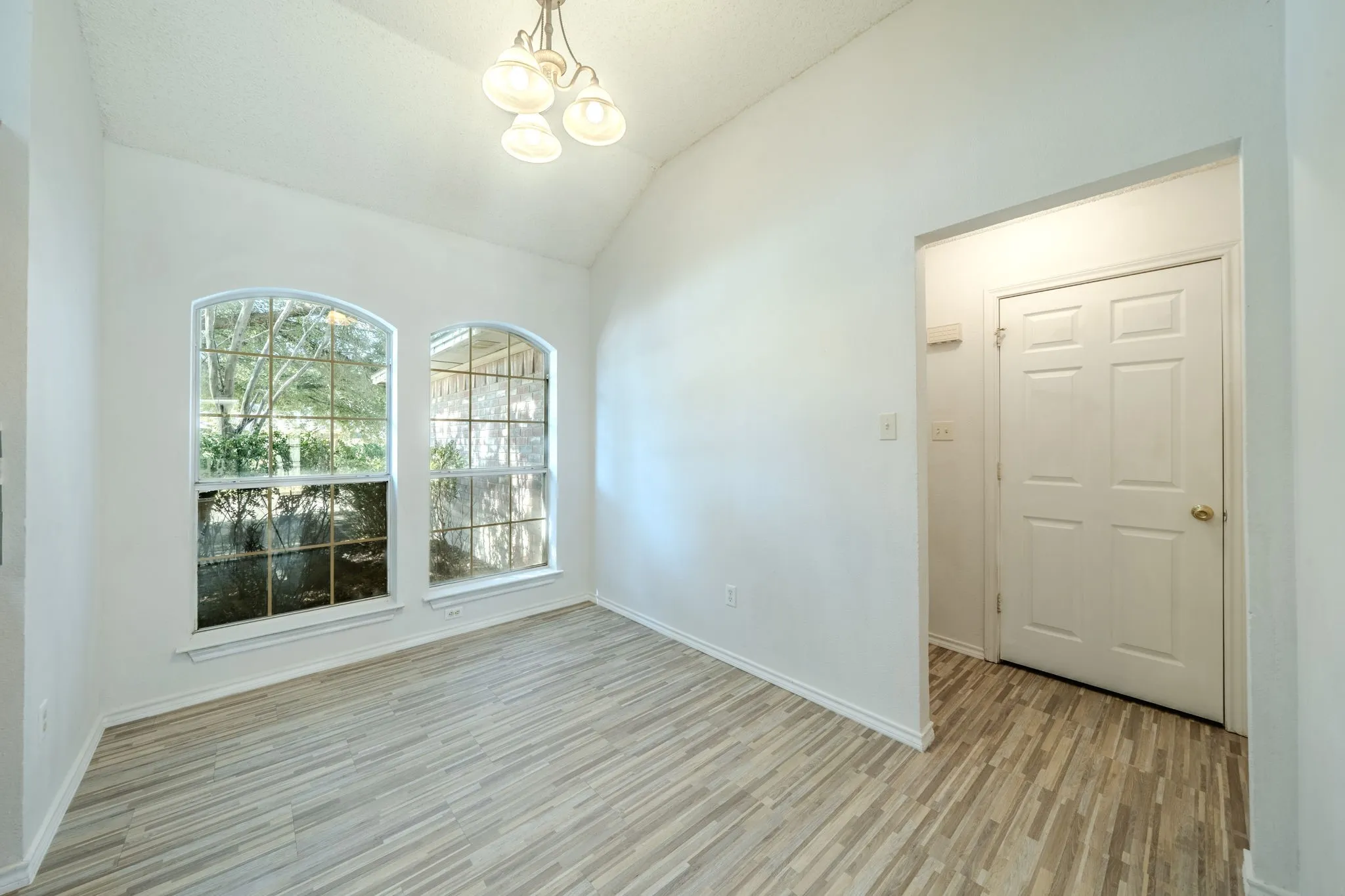 CUTE, bright breakfast area with lovely arched windows and decorative lighting.