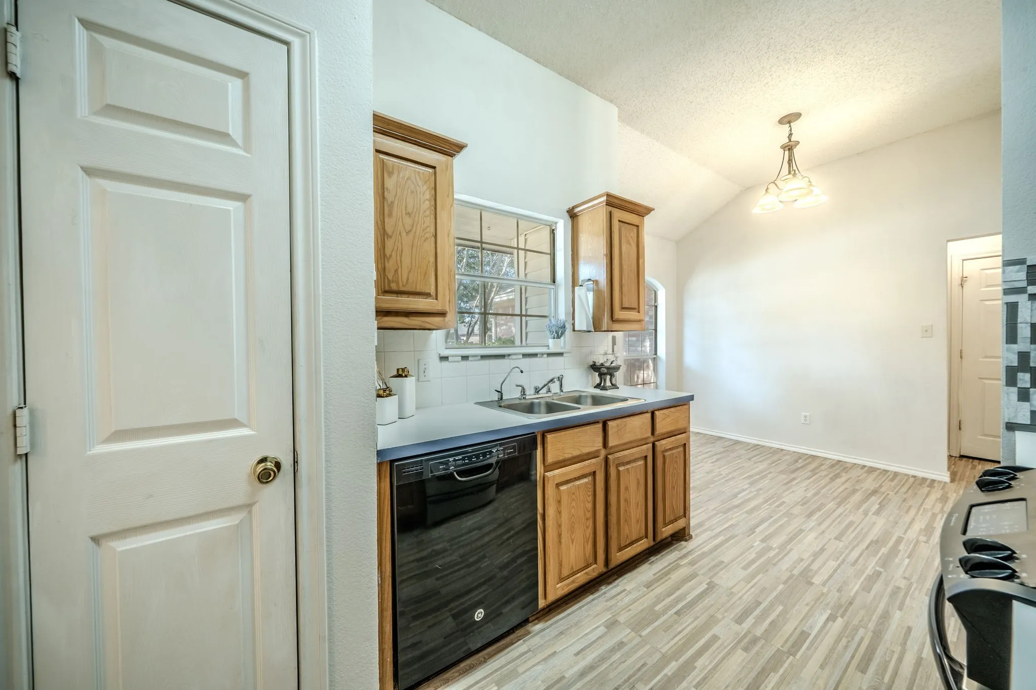 Super cute galley kitchen with matching appliances, ample cabinetry and counter space!