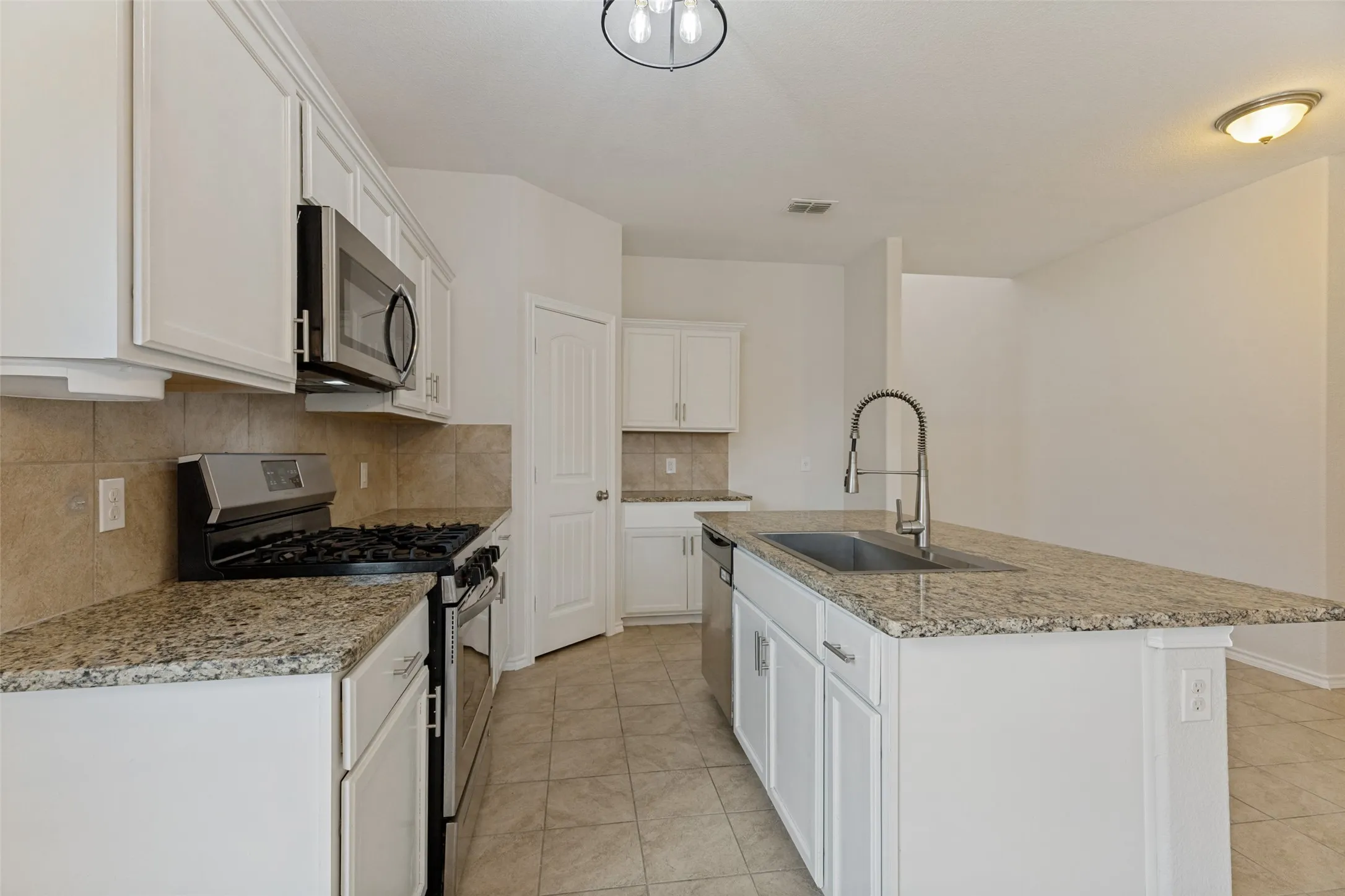 Single Family Residence For Sale in Tarrant County , 6365 Skipper Lane, Fort Worth, Texas 76179, 5 Bedroom, 4 Bathroom, 2 Garage spaces, 2,416 Sqft, built in 2017, mls#21369907, Real Estate Agent in Fort Worth, Homes For Sale in Tarrant county, Homes For Sale in Fort Worth, Realtor in Fort Worth Texas, Real Estate Brokerage Independent Realty Texas, Luminita Cordes Realtor