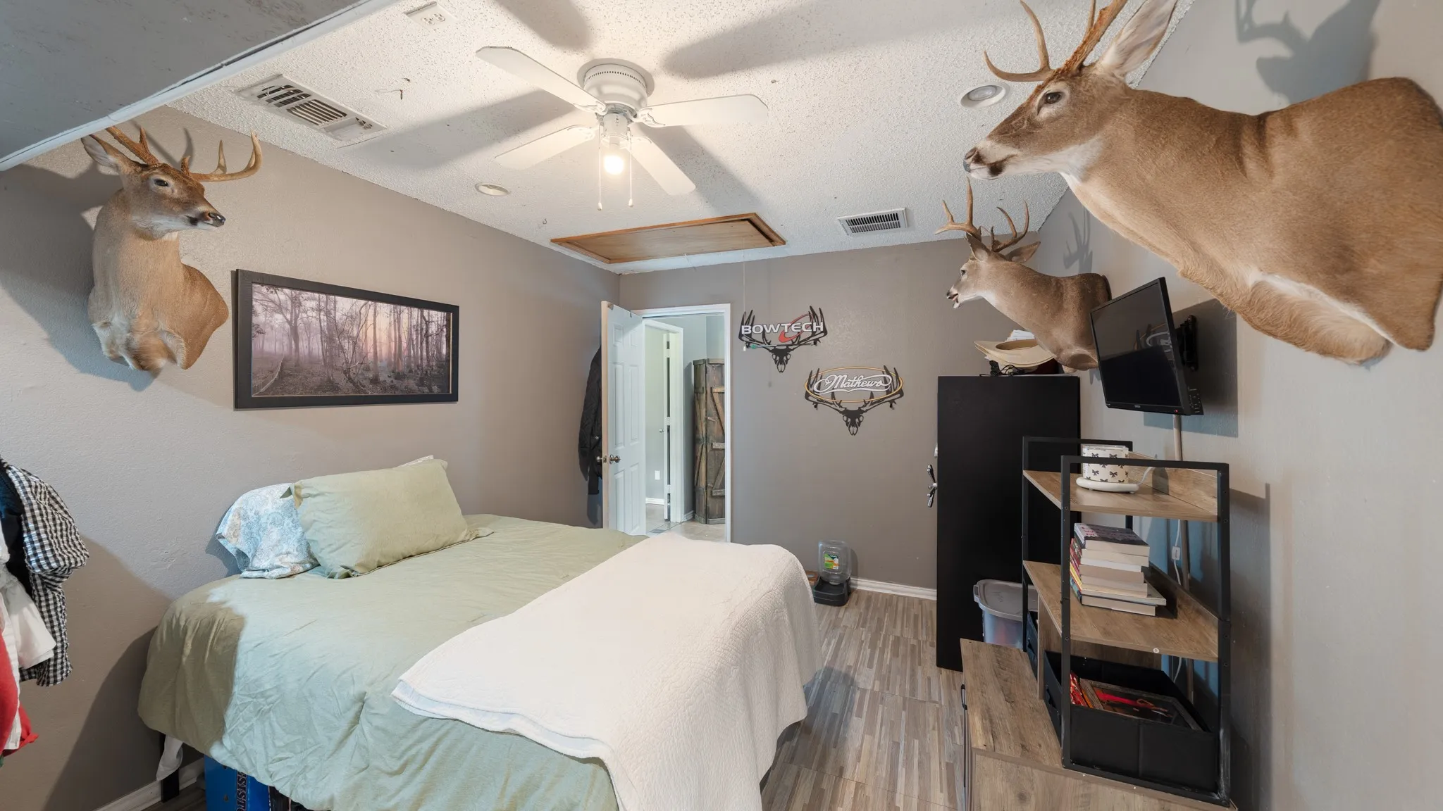 Wood-finish flooring with a neutral wall color, recessed lighting, and a ceiling fan