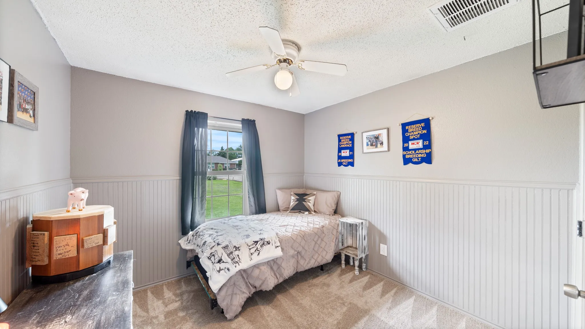 Textured ceiling with a ceiling fan light fixture