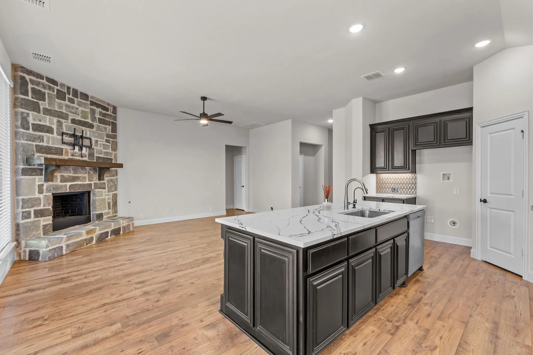 Single Family Residence For Sale in Johnson County , 609 Pawprint Hollow, Godley, Texas 76044, 4 Bedroom, 3 Bathroom, 2 Garage spaces, 2,073 Sqft, built in 2024, mls#21367916, Real Estate Agent in Godley, Homes For Sale in Johnson county, Homes For Sale in Godley, Realtor in Godley Texas, Real Estate Brokerage Independent Realty Texas, Luminita Cordes Realtor