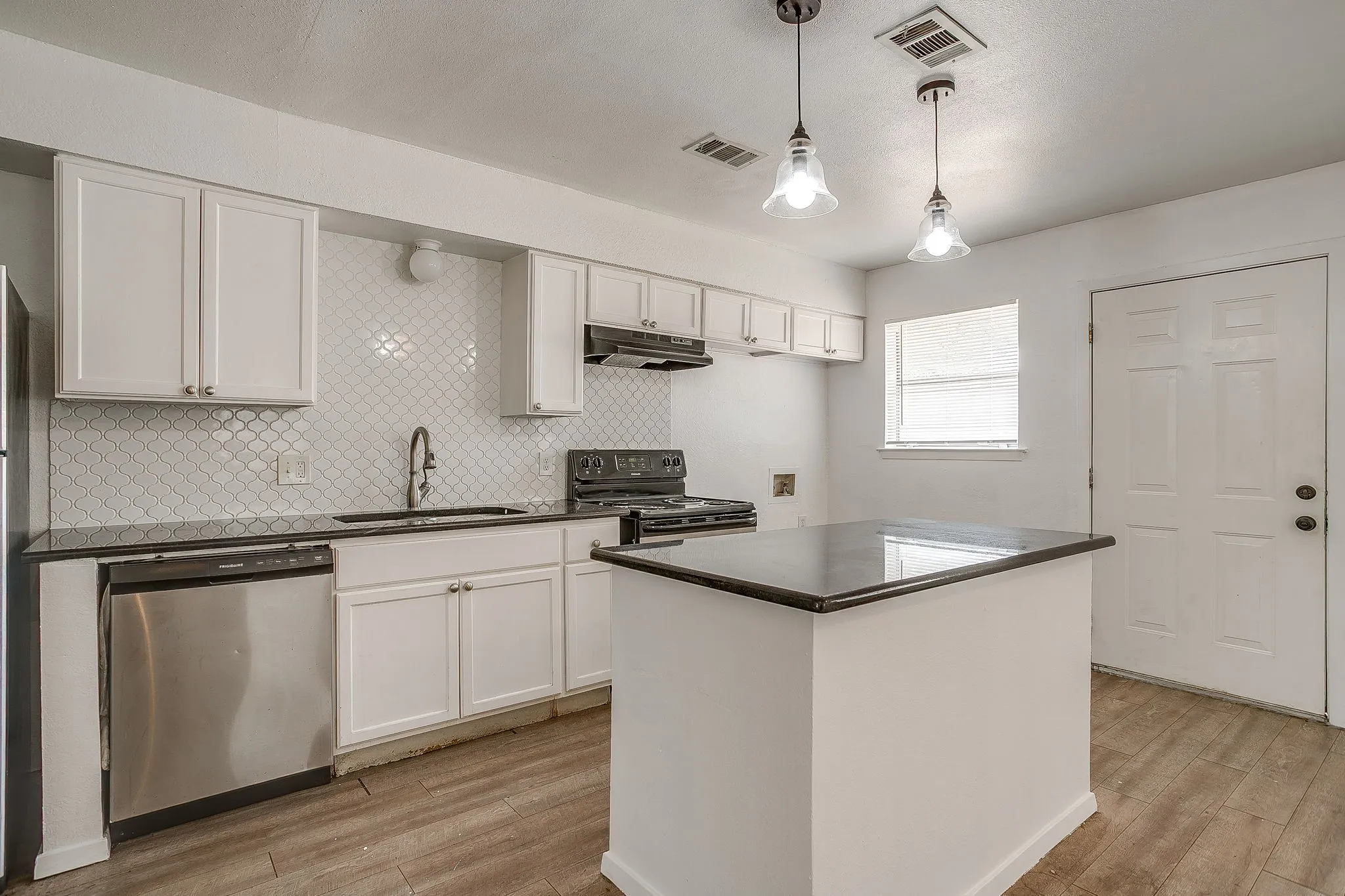 Duplex For Rent in Tarrant County , 1421 5th Avenue, Fort Worth, Texas 76104, 2 Bedroom, 1 Bathroom, Garage spaces, 700 Sqft, built in 1984, mls#21370128, Real Estate Agent in Fort Worth, Homes For Rent in Tarrant county, Homes For Rent in Fort Worth, Realtor in Fort Worth Texas, Real Estate Brokerage Independent Realty Texas, Luminita Cordes Realtor