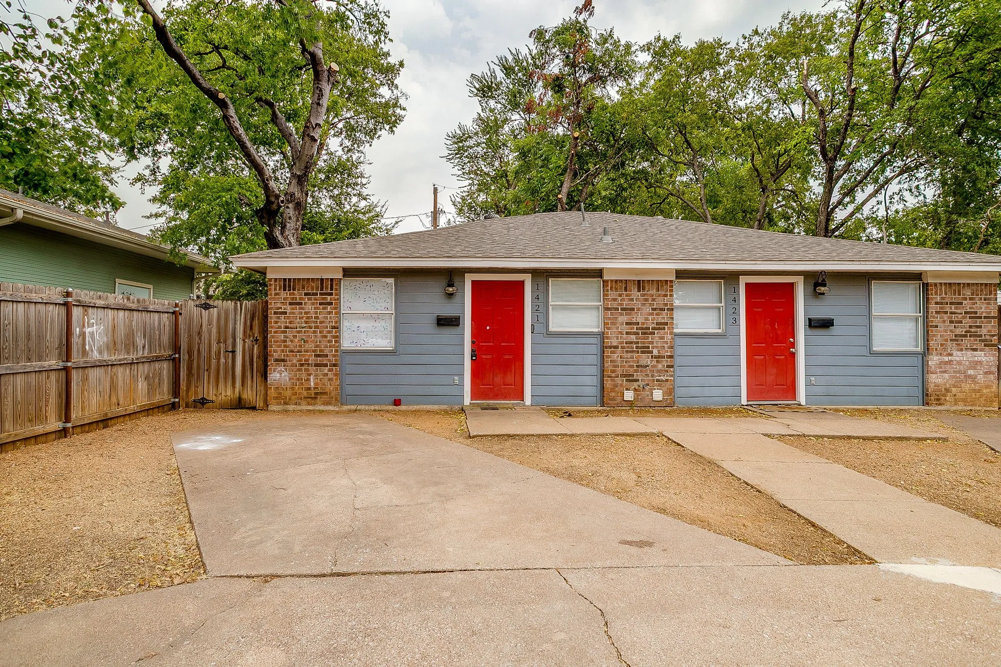 Duplex For Rent in Tarrant County , 1421 5th Avenue, Fort Worth, Texas 76104, 2 Bedroom, 1 Bathroom, Garage spaces, 700 Sqft, built in 1984, mls#21370128, Real Estate Agent in Fort Worth, Homes For Rent in Tarrant county, Homes For Rent in Fort Worth, Realtor in Fort Worth Texas, Real Estate Brokerage Independent Realty Texas, Luminita Cordes Realtor