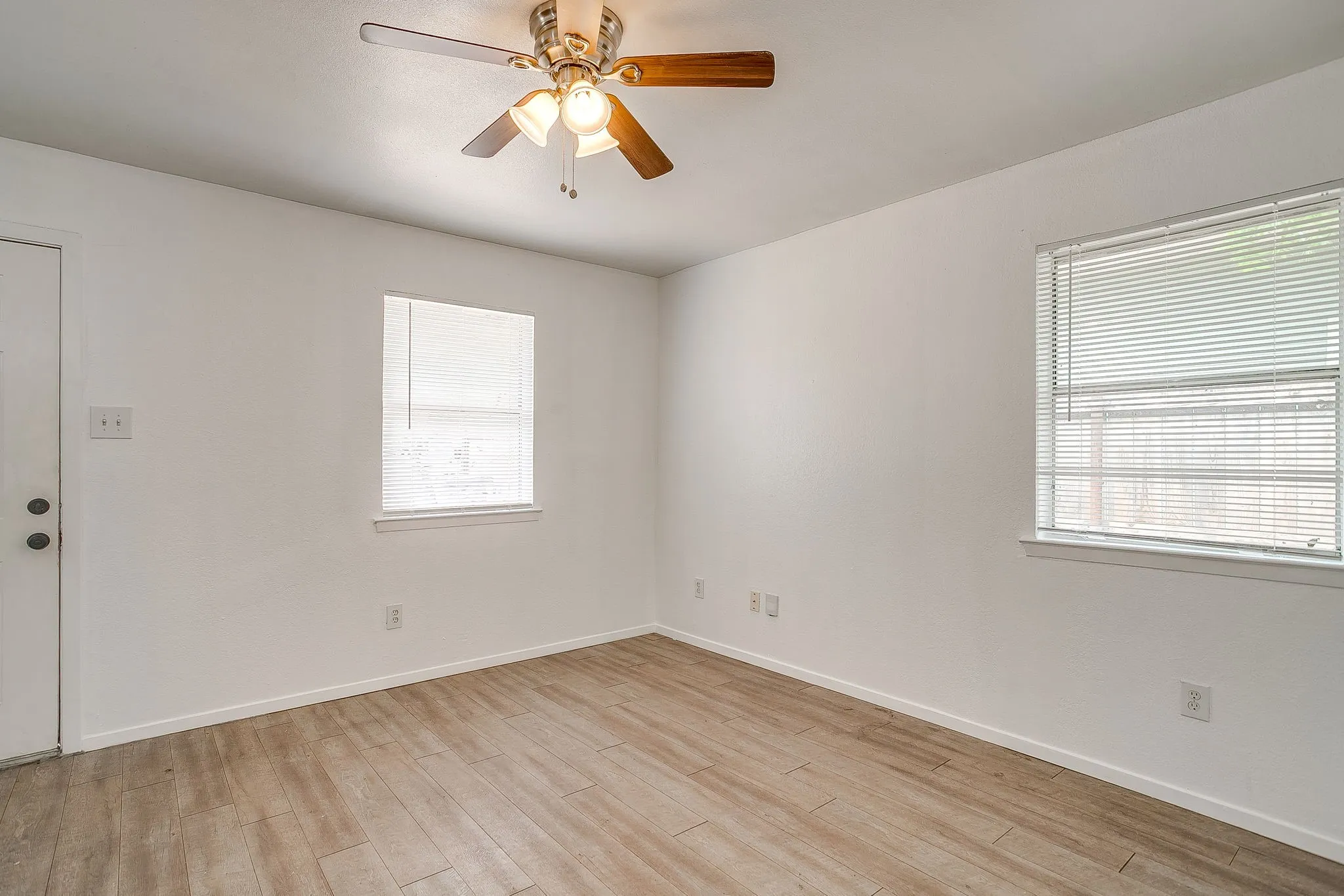 Duplex For Rent in Tarrant County , 1421 5th Avenue, Fort Worth, Texas 76104, 2 Bedroom, 1 Bathroom, Garage spaces, 700 Sqft, built in 1984, mls#21370128, Real Estate Agent in Fort Worth, Homes For Rent in Tarrant county, Homes For Rent in Fort Worth, Realtor in Fort Worth Texas, Real Estate Brokerage Independent Realty Texas, Luminita Cordes Realtor