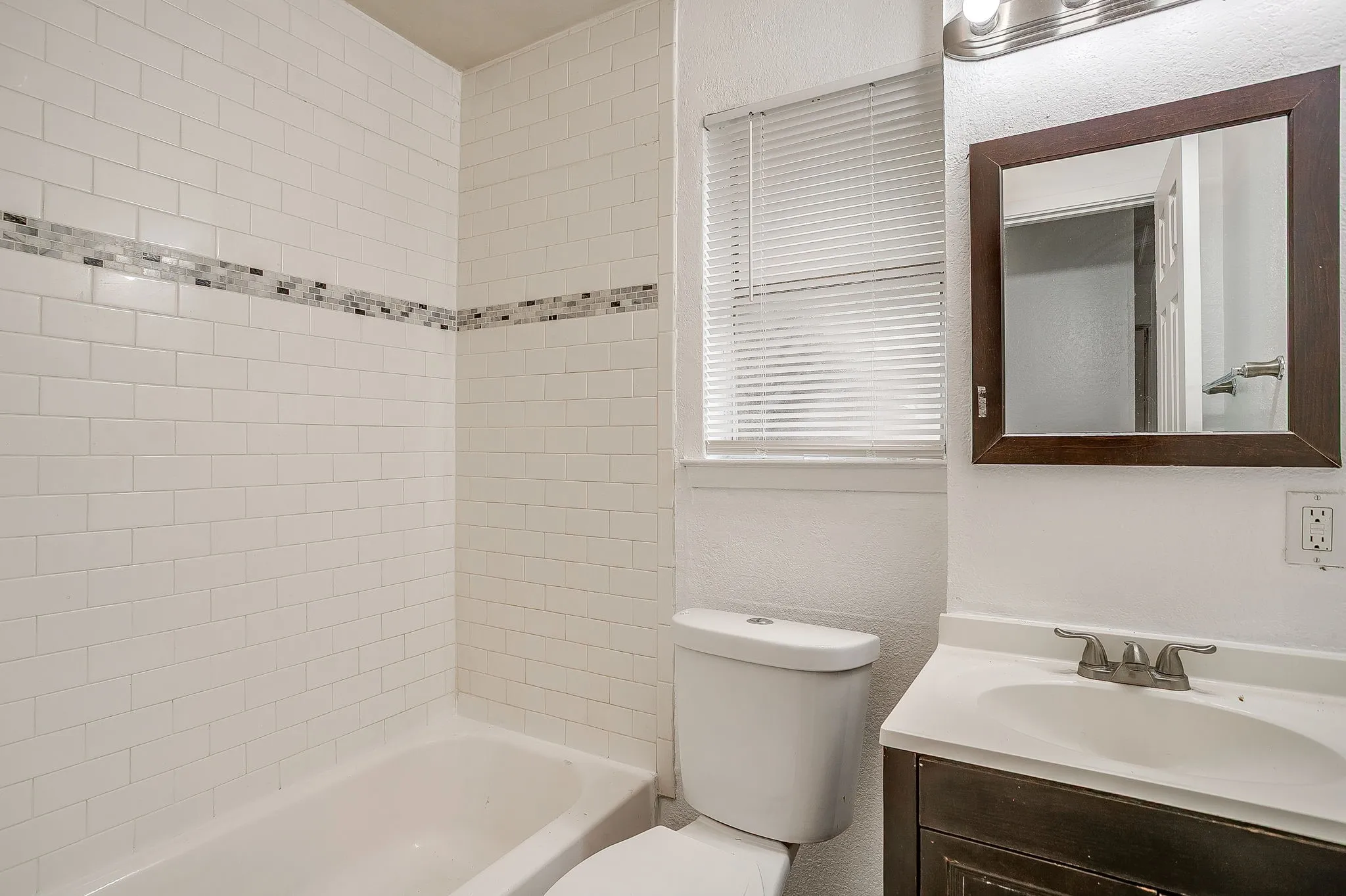 Duplex For Rent in Tarrant County , 1421 5th Avenue, Fort Worth, Texas 76104, 2 Bedroom, 1 Bathroom, Garage spaces, 700 Sqft, built in 1984, mls#21370128, Real Estate Agent in Fort Worth, Homes For Rent in Tarrant county, Homes For Rent in Fort Worth, Realtor in Fort Worth Texas, Real Estate Brokerage Independent Realty Texas, Luminita Cordes Realtor