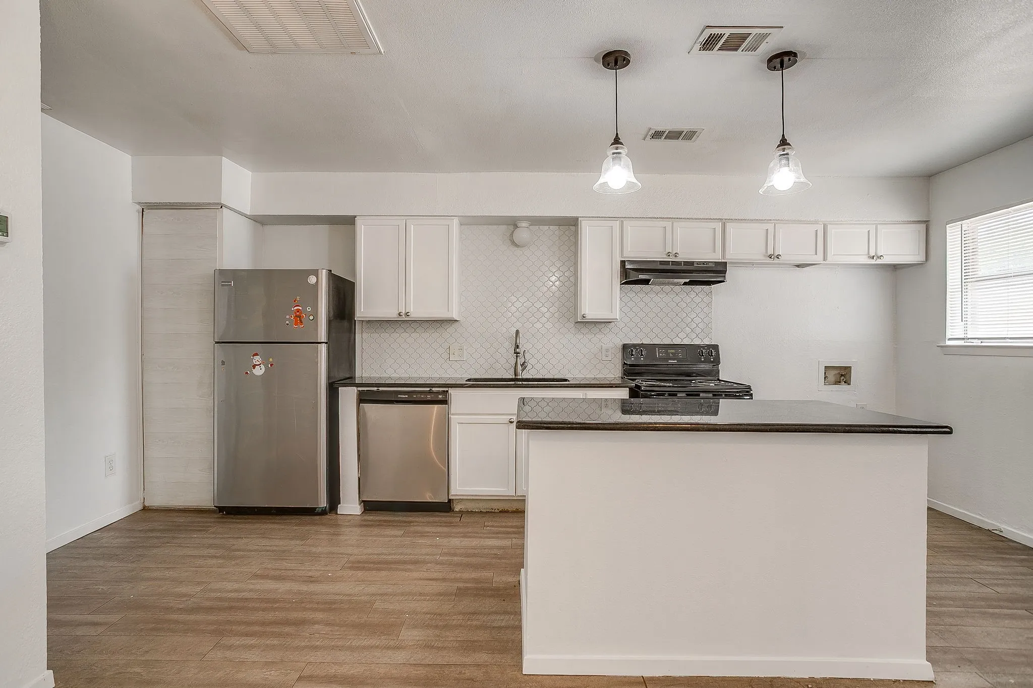 Duplex For Rent in Tarrant County , 1421 5th Avenue, Fort Worth, Texas 76104, 2 Bedroom, 1 Bathroom, Garage spaces, 700 Sqft, built in 1984, mls#21370128, Real Estate Agent in Fort Worth, Homes For Rent in Tarrant county, Homes For Rent in Fort Worth, Realtor in Fort Worth Texas, Real Estate Brokerage Independent Realty Texas, Luminita Cordes Realtor