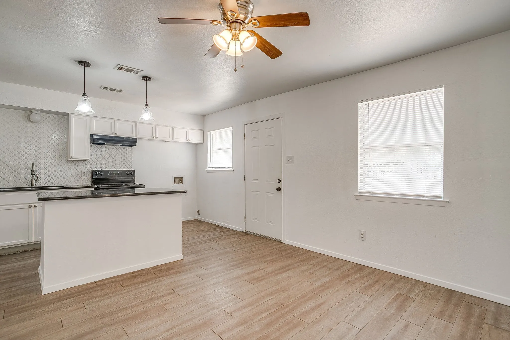 Duplex For Rent in Tarrant County , 1421 5th Avenue, Fort Worth, Texas 76104, 2 Bedroom, 1 Bathroom, Garage spaces, 700 Sqft, built in 1984, mls#21370128, Real Estate Agent in Fort Worth, Homes For Rent in Tarrant county, Homes For Rent in Fort Worth, Realtor in Fort Worth Texas, Real Estate Brokerage Independent Realty Texas, Luminita Cordes Realtor