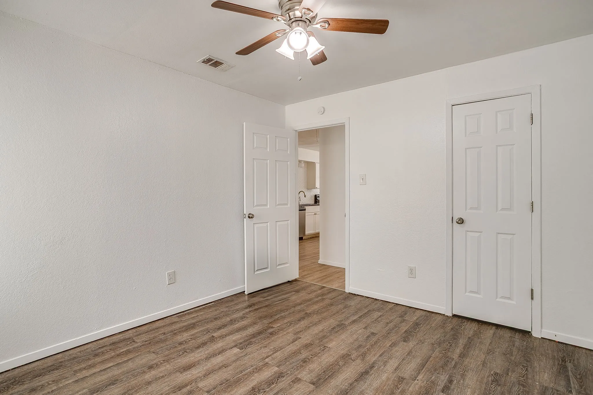 Duplex For Rent in Tarrant County , 1421 5th Avenue, Fort Worth, Texas 76104, 2 Bedroom, 1 Bathroom, Garage spaces, 700 Sqft, built in 1984, mls#21370128, Real Estate Agent in Fort Worth, Homes For Rent in Tarrant county, Homes For Rent in Fort Worth, Realtor in Fort Worth Texas, Real Estate Brokerage Independent Realty Texas, Luminita Cordes Realtor