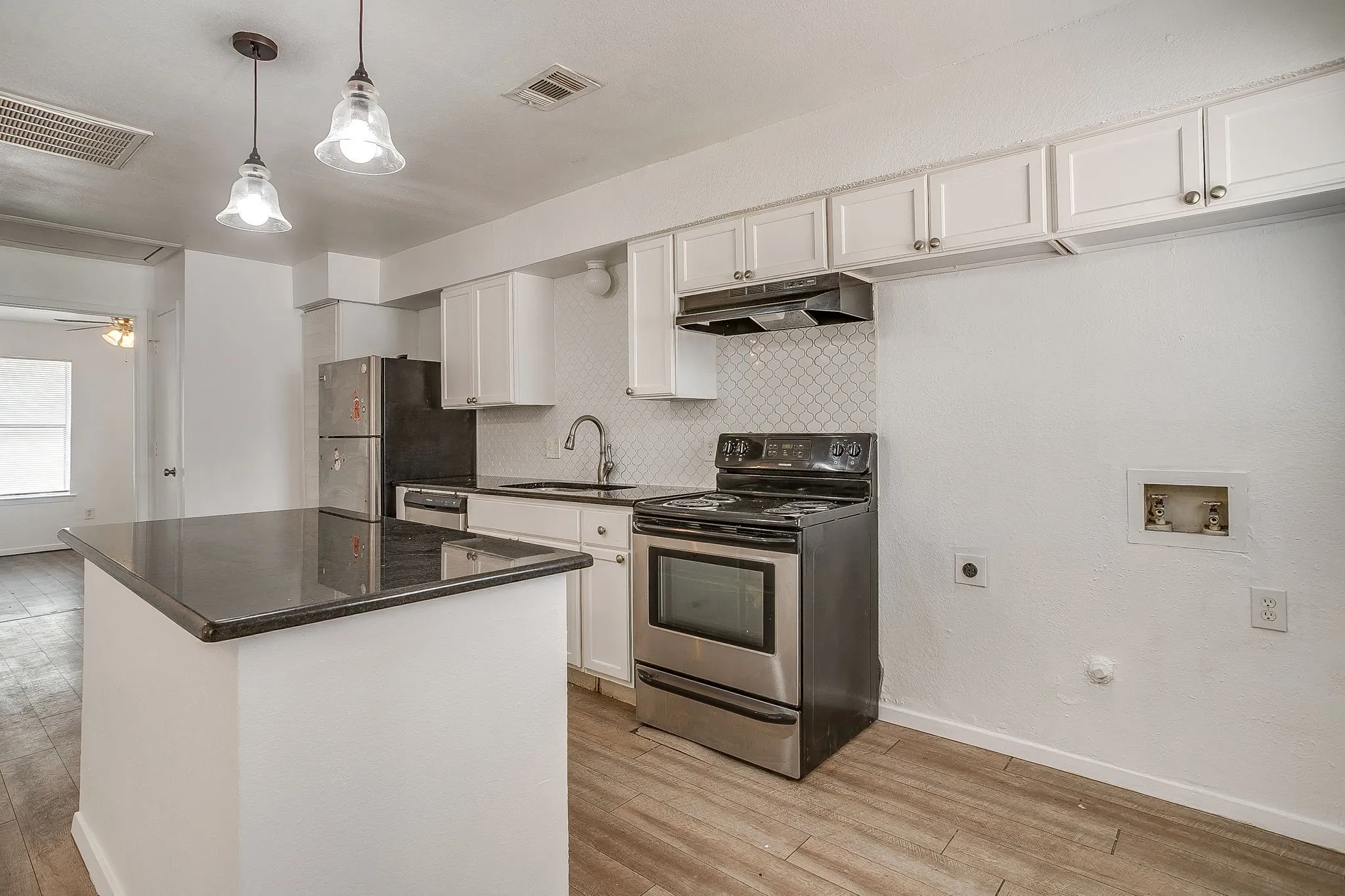 Duplex For Rent in Tarrant County , 1421 5th Avenue, Fort Worth, Texas 76104, 2 Bedroom, 1 Bathroom, Garage spaces, 700 Sqft, built in 1984, mls#21370128, Real Estate Agent in Fort Worth, Homes For Rent in Tarrant county, Homes For Rent in Fort Worth, Realtor in Fort Worth Texas, Real Estate Brokerage Independent Realty Texas, Luminita Cordes Realtor