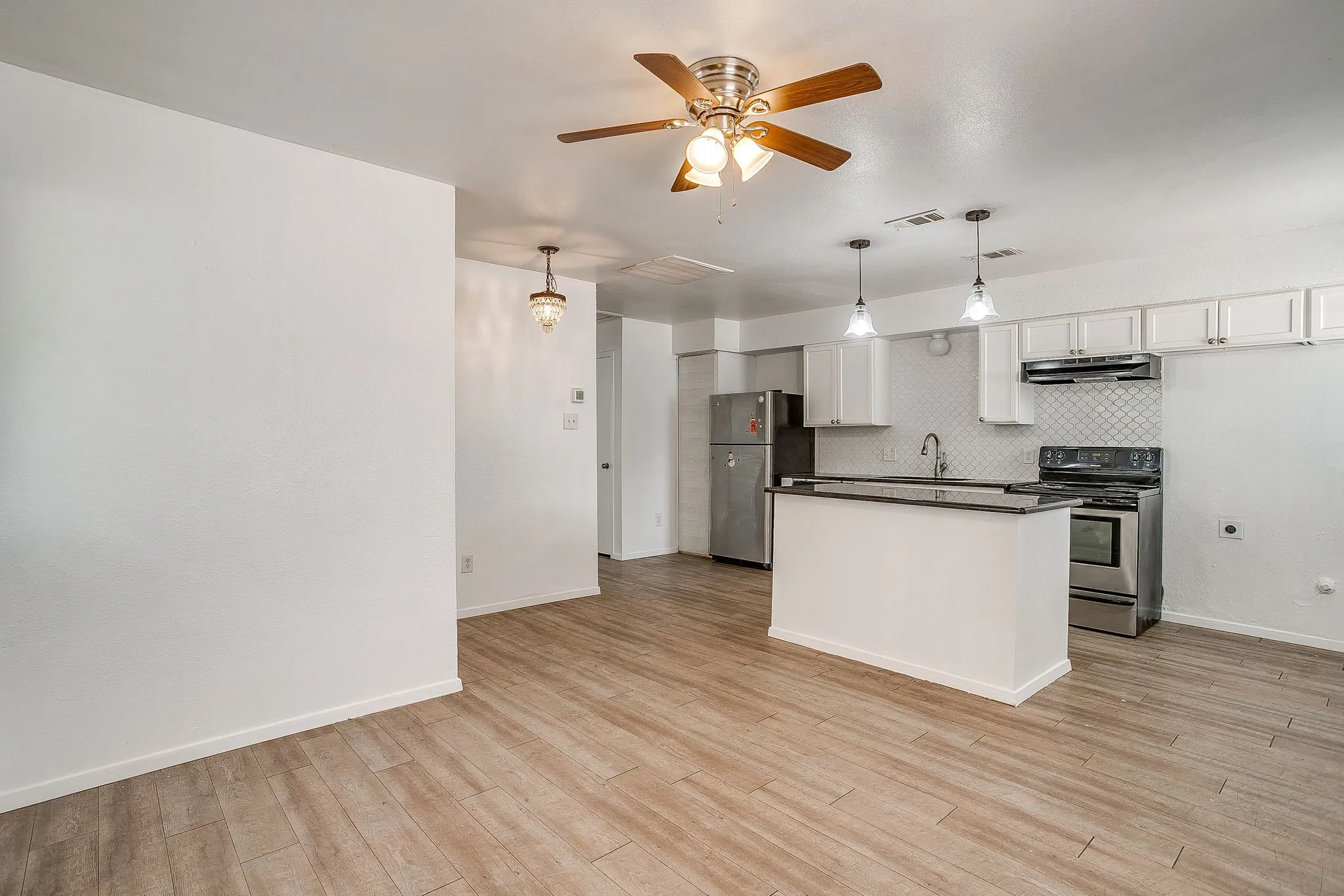 Duplex For Rent in Tarrant County , 1421 5th Avenue, Fort Worth, Texas 76104, 2 Bedroom, 1 Bathroom, Garage spaces, 700 Sqft, built in 1984, mls#21370128, Real Estate Agent in Fort Worth, Homes For Rent in Tarrant county, Homes For Rent in Fort Worth, Realtor in Fort Worth Texas, Real Estate Brokerage Independent Realty Texas, Luminita Cordes Realtor