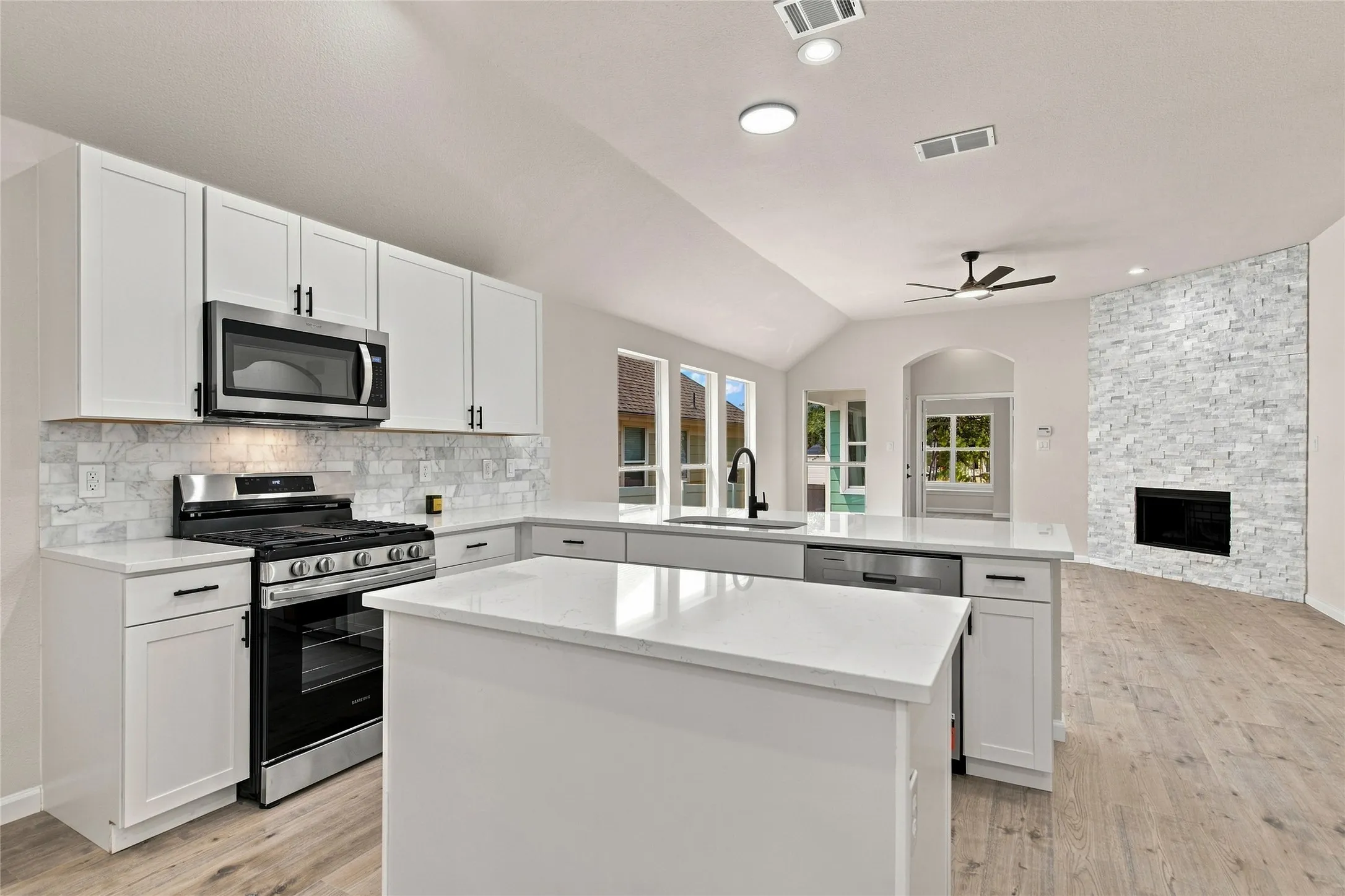 Single Family Residence For Sale in Denton County , 1401 Live Oak Lane, Savannah, Texas 76227, 3 Bedroom, 2 Bathroom, 2 Garage spaces, 1,657 Sqft, built in 2007, mls#21368710, Real Estate Agent in Savannah, Homes For Sale in Denton county, Homes For Sale in Savannah, Realtor in Savannah Texas, Real Estate Brokerage Independent Realty Texas, Luminita Cordes Realtor