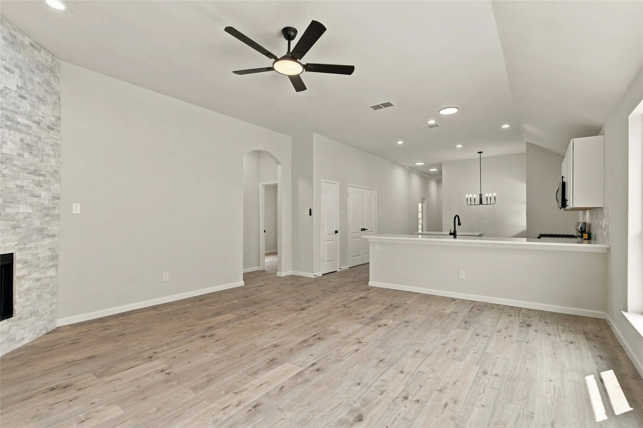 Single Family Residence For Sale in Denton County , 1401 Live Oak Lane, Savannah, Texas 76227, 3 Bedroom, 2 Bathroom, 2 Garage spaces, 1,657 Sqft, built in 2007, mls#21368710, Real Estate Agent in Savannah, Homes For Sale in Denton county, Homes For Sale in Savannah, Realtor in Savannah Texas, Real Estate Brokerage Independent Realty Texas, Luminita Cordes Realtor