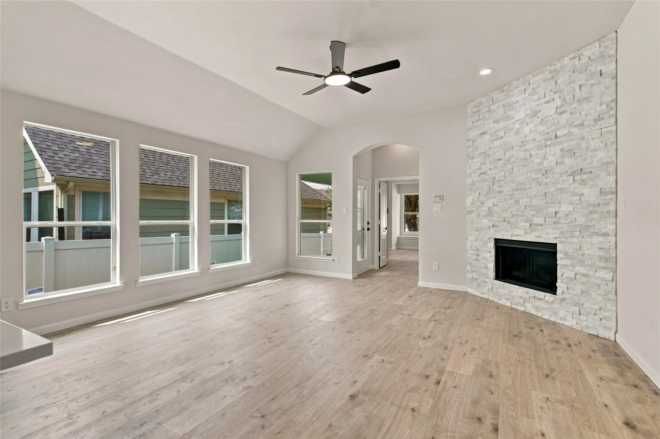 Single Family Residence For Sale in Denton County , 1401 Live Oak Lane, Savannah, Texas 76227, 3 Bedroom, 2 Bathroom, 2 Garage spaces, 1,657 Sqft, built in 2007, mls#21368710, Real Estate Agent in Savannah, Homes For Sale in Denton county, Homes For Sale in Savannah, Realtor in Savannah Texas, Real Estate Brokerage Independent Realty Texas, Luminita Cordes Realtor