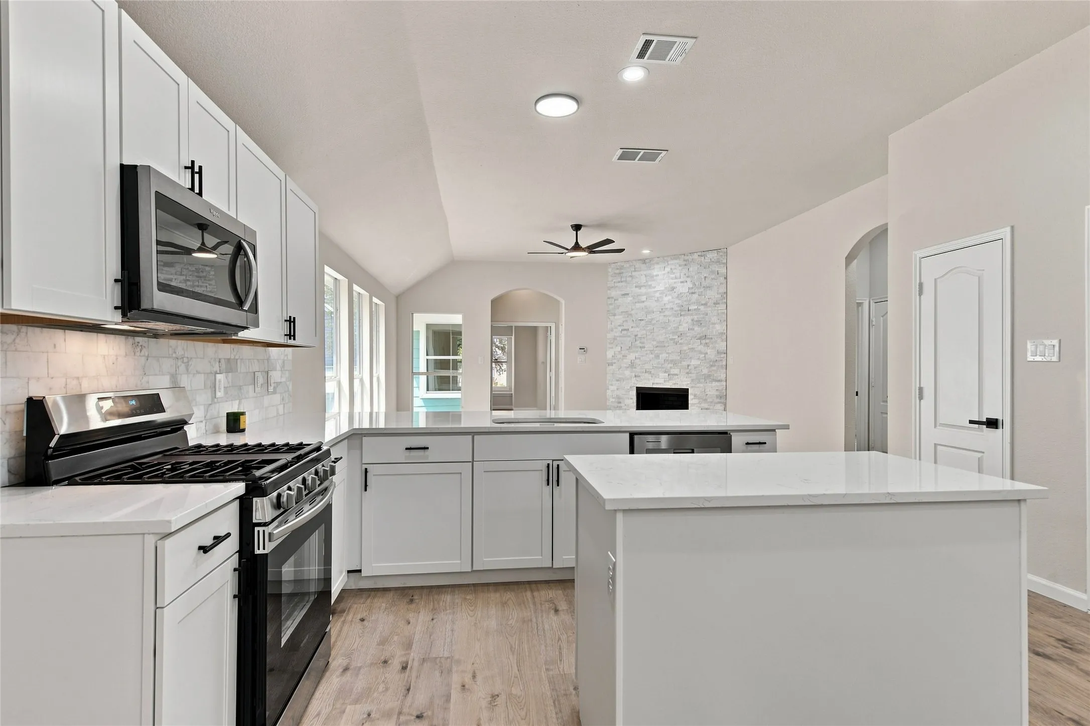 Single Family Residence For Sale in Denton County , 1401 Live Oak Lane, Savannah, Texas 76227, 3 Bedroom, 2 Bathroom, 2 Garage spaces, 1,657 Sqft, built in 2007, mls#21368710, Real Estate Agent in Savannah, Homes For Sale in Denton county, Homes For Sale in Savannah, Realtor in Savannah Texas, Real Estate Brokerage Independent Realty Texas, Luminita Cordes Realtor