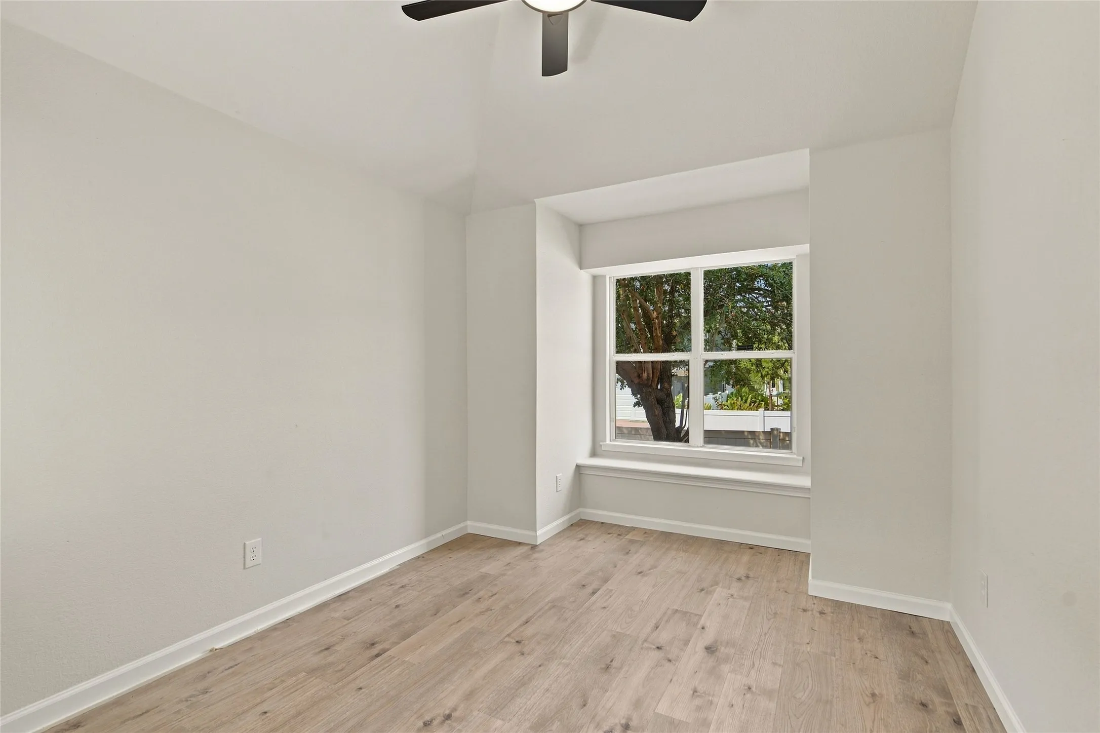 Single Family Residence For Sale in Denton County , 1401 Live Oak Lane, Savannah, Texas 76227, 3 Bedroom, 2 Bathroom, 2 Garage spaces, 1,657 Sqft, built in 2007, mls#21368710, Real Estate Agent in Savannah, Homes For Sale in Denton county, Homes For Sale in Savannah, Realtor in Savannah Texas, Real Estate Brokerage Independent Realty Texas, Luminita Cordes Realtor